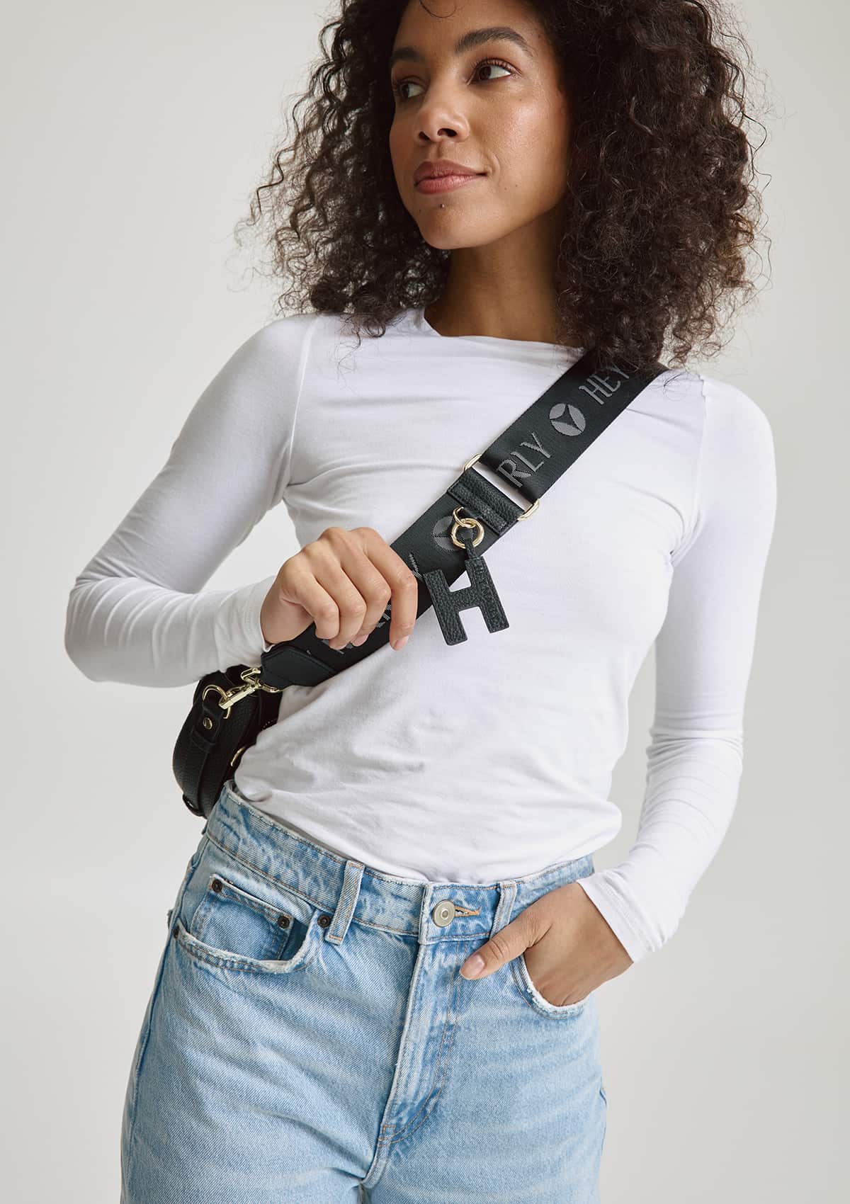 Tragebild mit Model auf neutralem Hintergrund des Produktes Letter in der Farbe Black