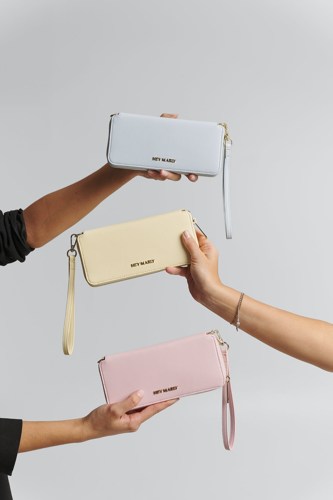 Tragebild mit Model auf neutralem Hintergrund des Produktes Classy Chain in der Farbe Yellow Light