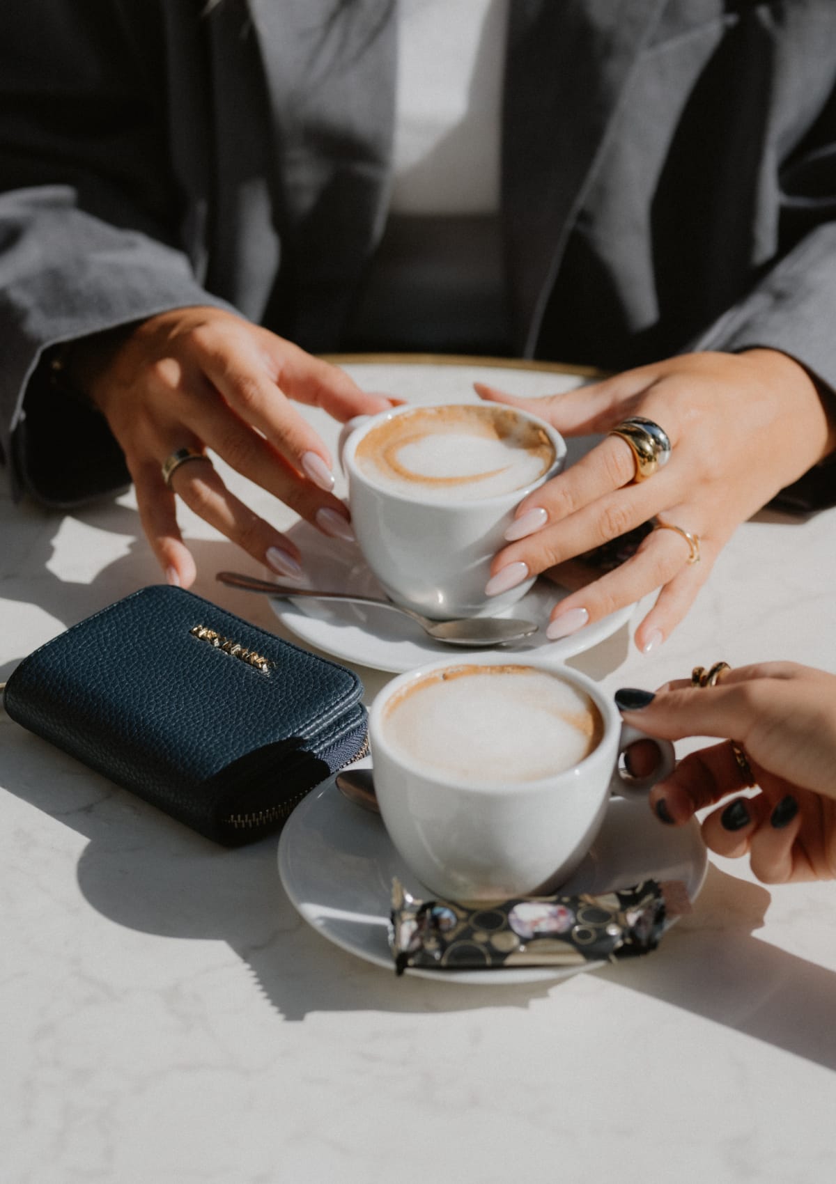 Tragebild mit Model auf neutralem Hintergrund des Produktes Sleek Petite in der Farbe Blue