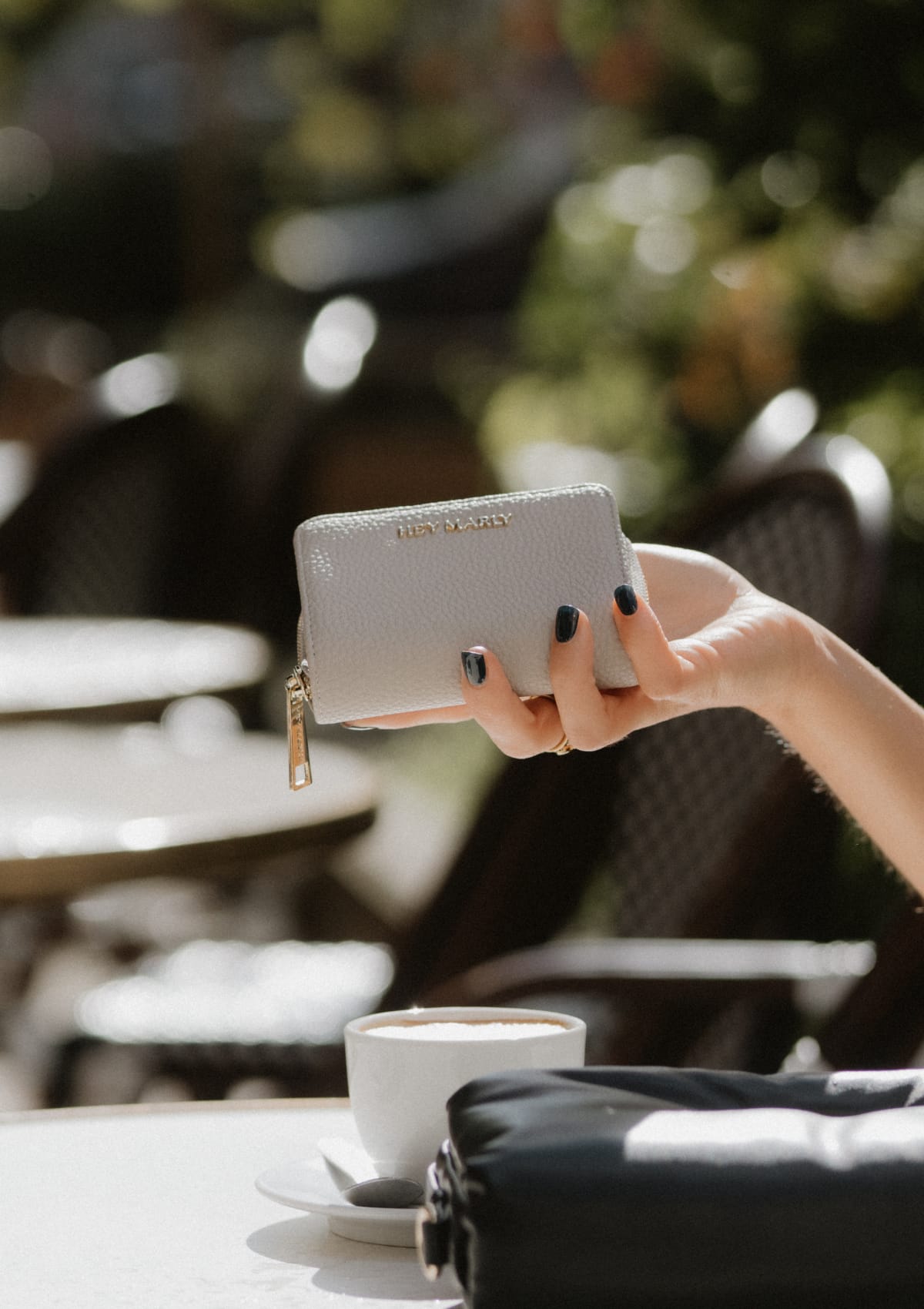 Tragebild mit Model auf neutralem Hintergrund des Produktes Sleek Petite in der Farbe Greige