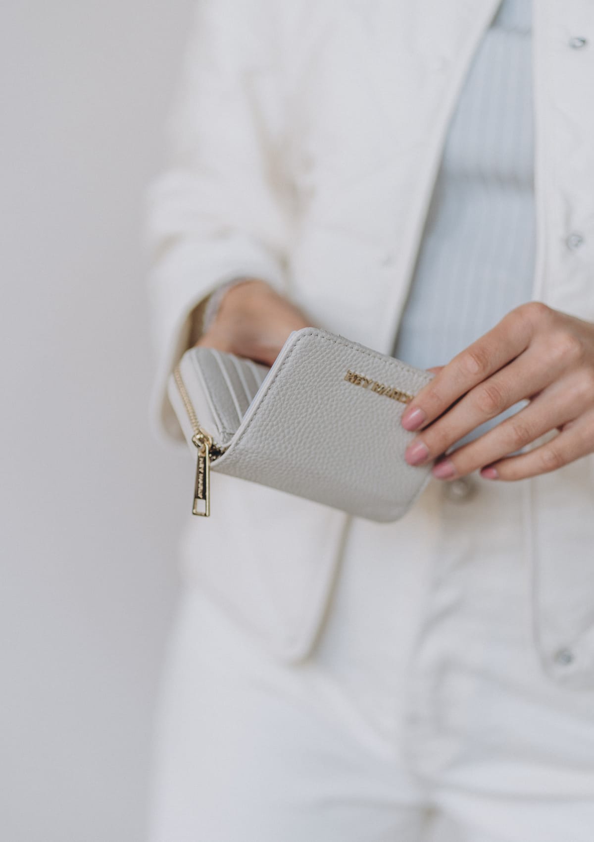 Tragebild mit Model auf neutralem Hintergrund des Produktes Sleek Petite in der Farbe Greige