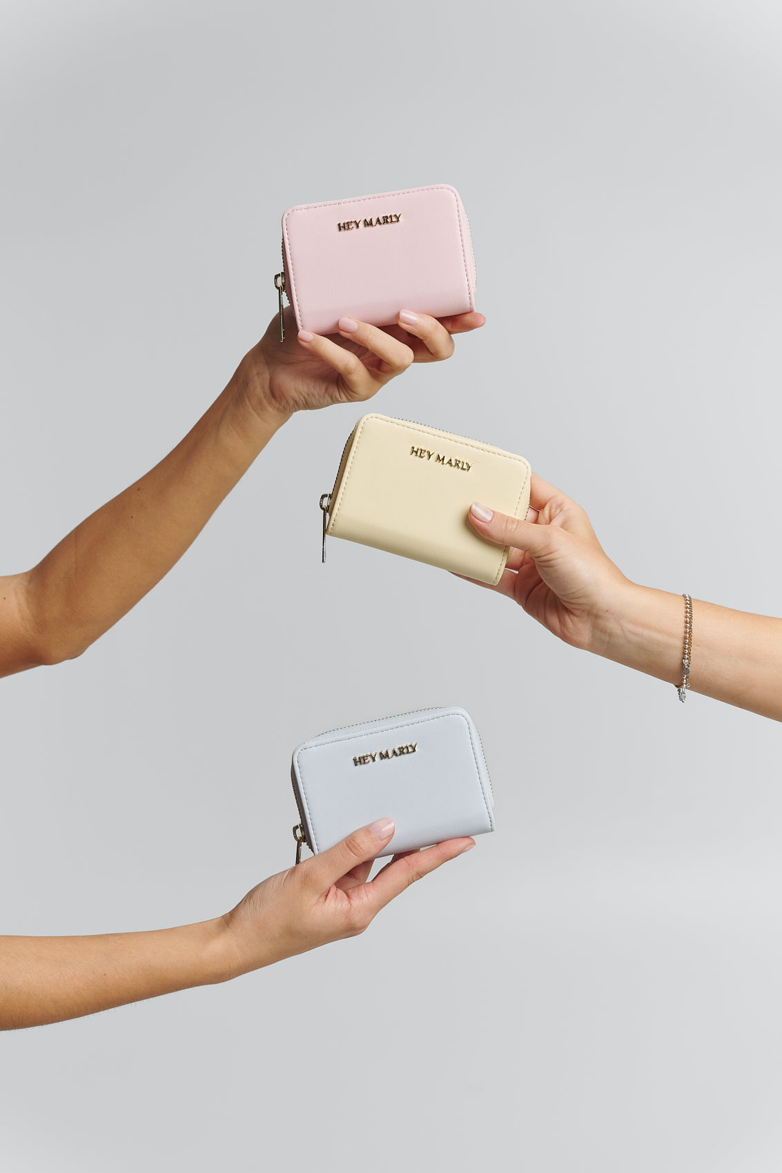 Tragebild mit Model auf neutralem Hintergrund des Produktes Sleek Petite in der Farbe Blue Light