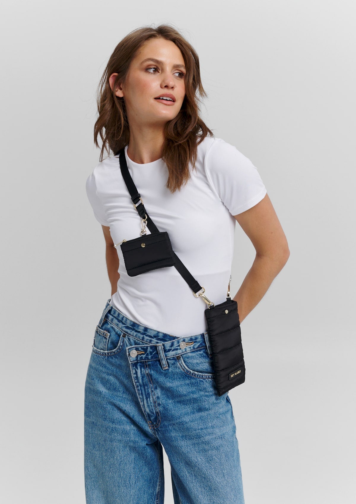 Tragebild mit Model auf neutralem Hintergrund des Produktes Mobile Buddy in der Farbe Black