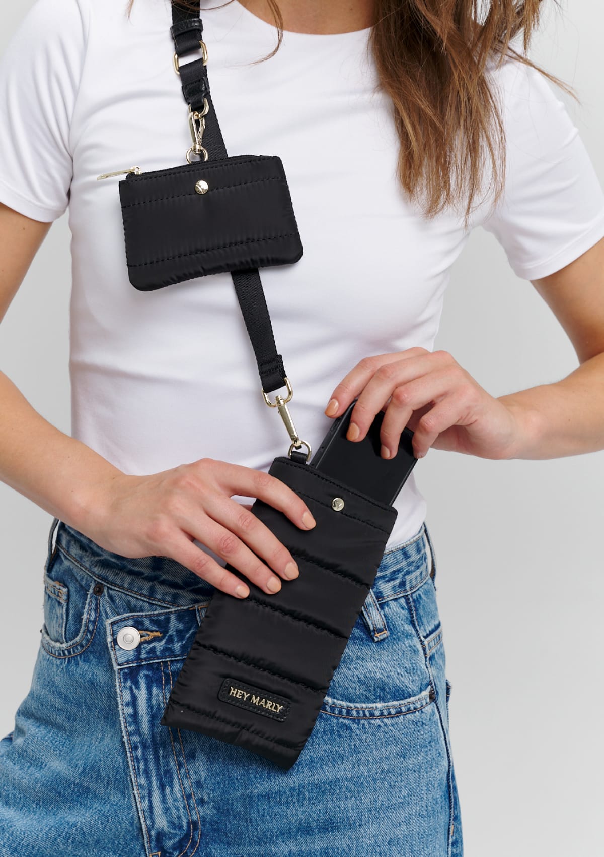 Tragebild mit Model auf neutralem Hintergrund des Produktes Mobile Buddy in der Farbe Black