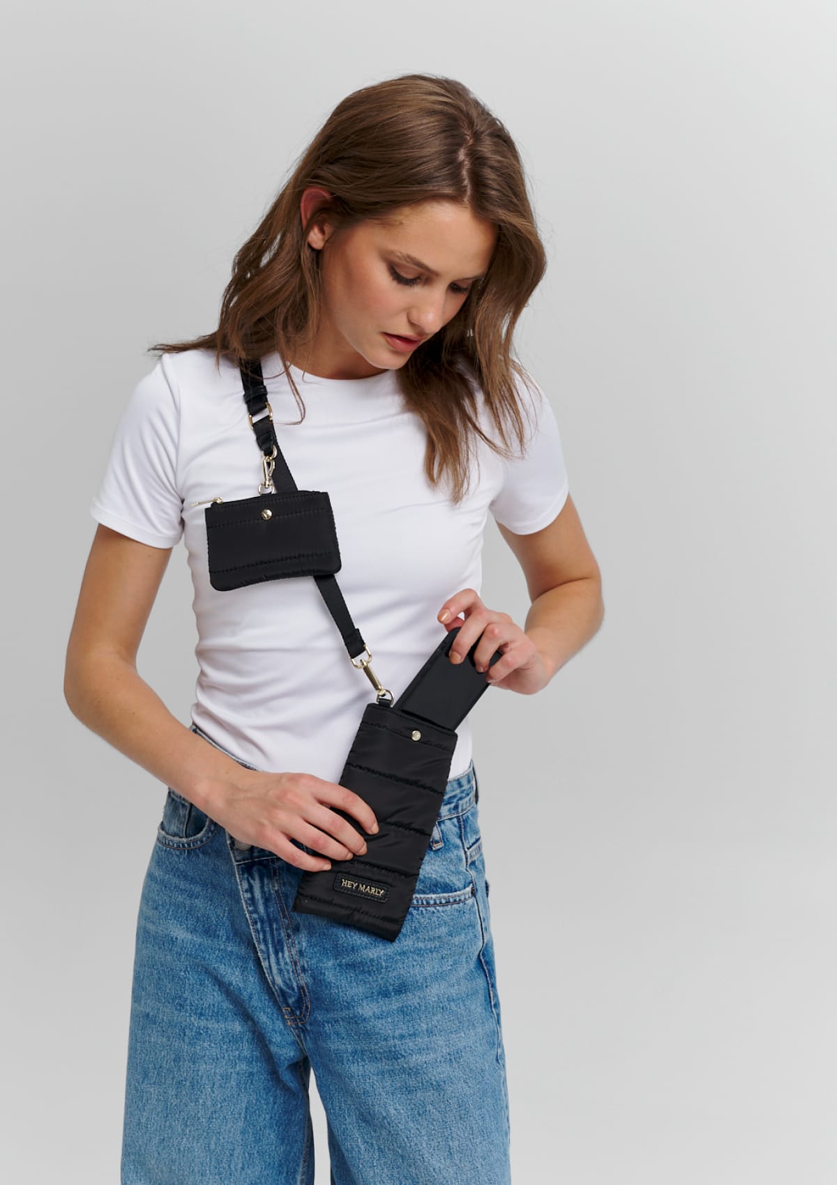 Tragebild mit Model auf neutralem Hintergrund des Produktes Mobile Buddy in der Farbe Black