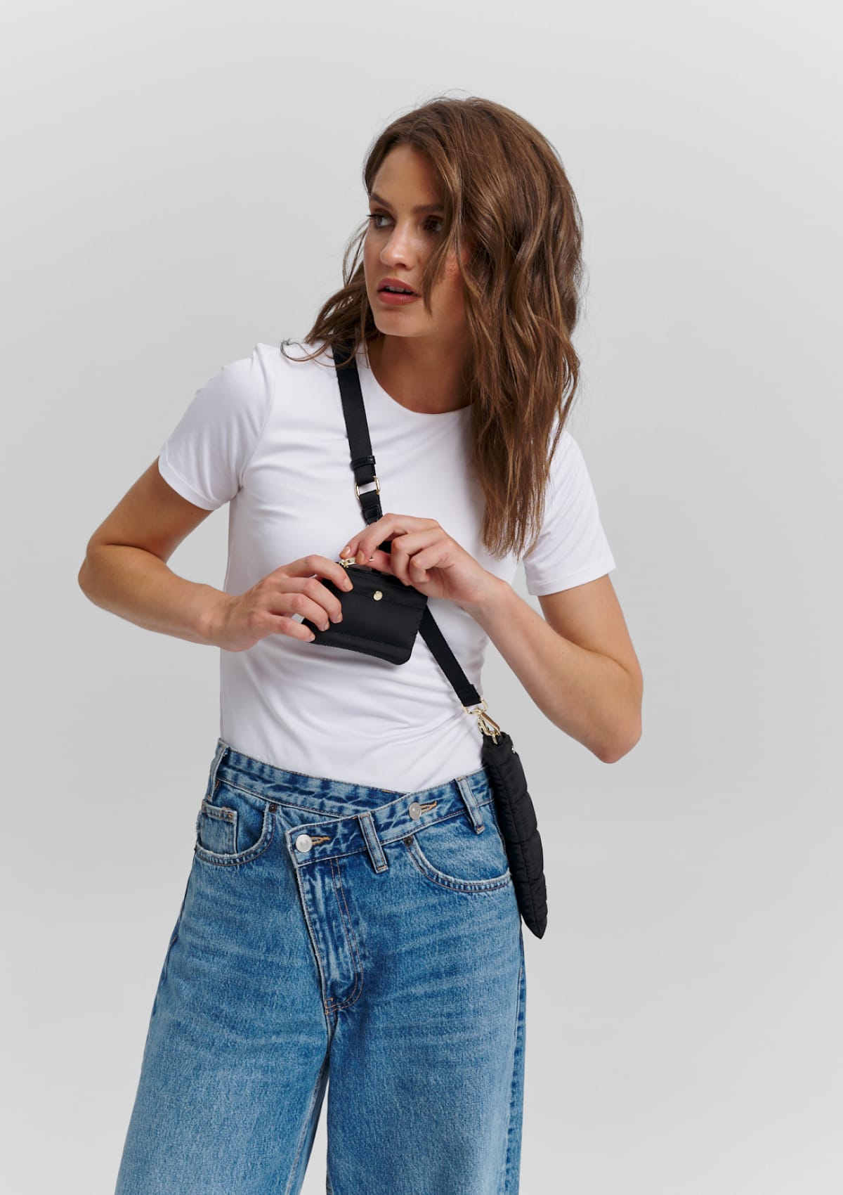 Tragebild mit Model auf neutralem Hintergrund des Produktes Mobile Buddy in der Farbe Black