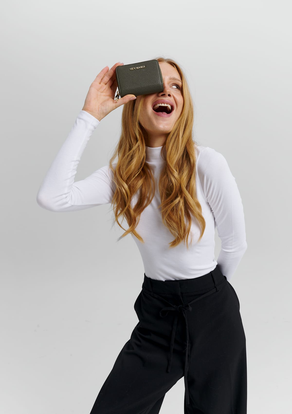 Tragebild mit Model auf neutralem Hintergrund des Produktes Sleek Petite in der Farbe Forest