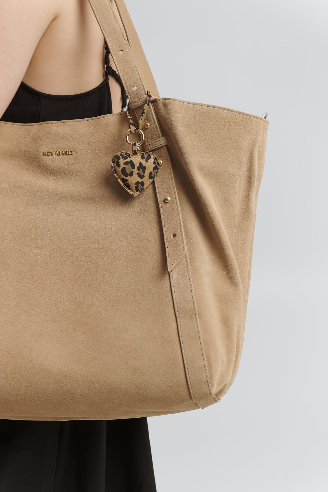 Produktabbildung auf neutralem Hintergrund des Produktes Heart Tassle Charm in der Farbe Leo Sand