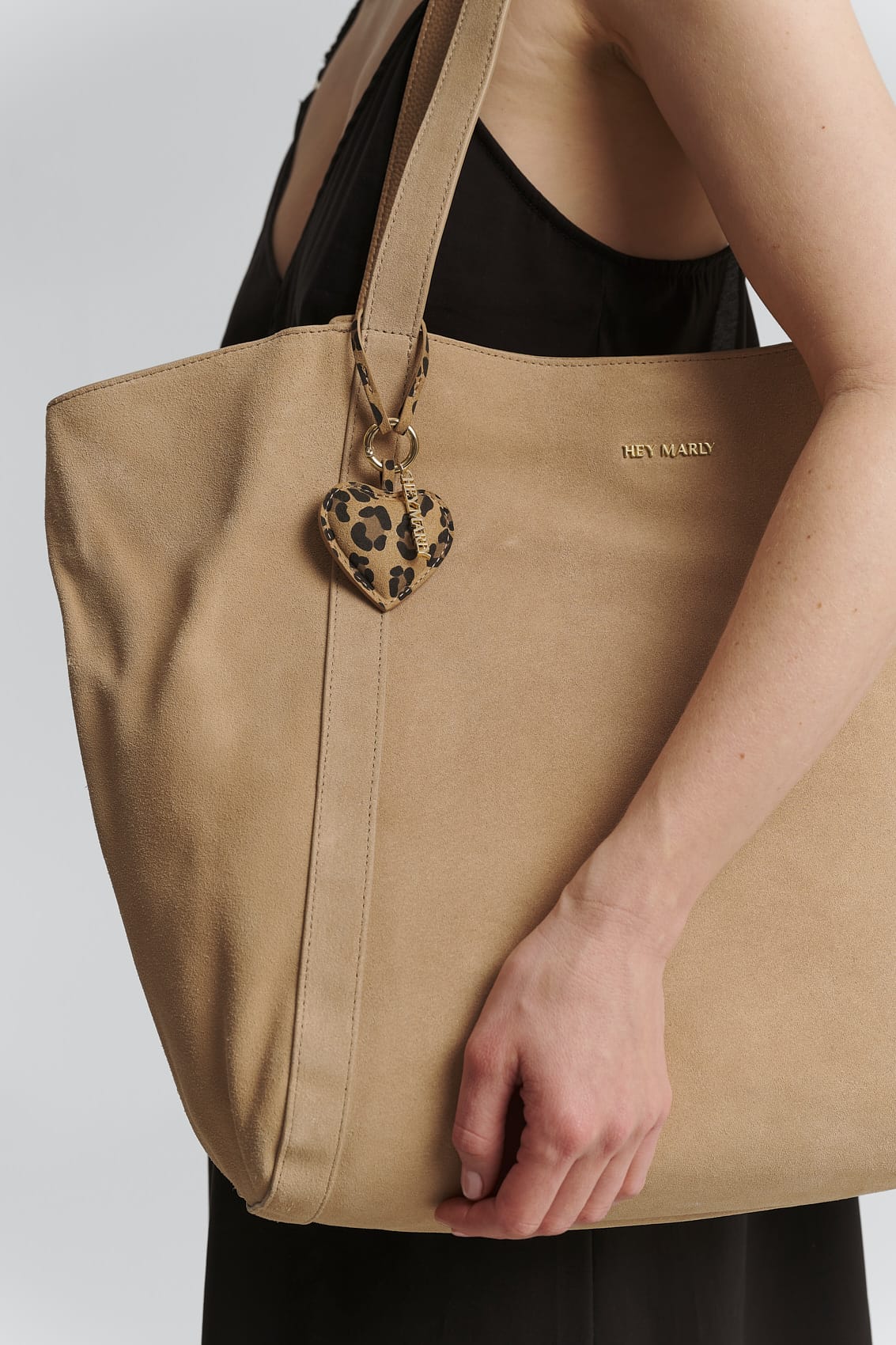 Produktabbildung auf neutralem Hintergrund des Produktes Heart Tassle Charm in der Farbe Leo Sand