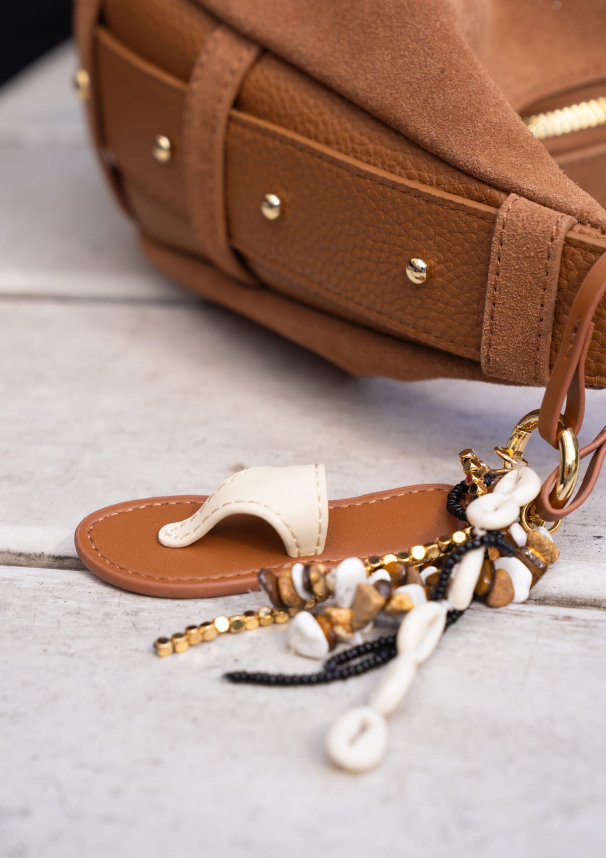 Tragebild mit Model auf neutralem Hintergrund des Produktes Sandal Charm in der Farbe Crema-Black-Cognac
