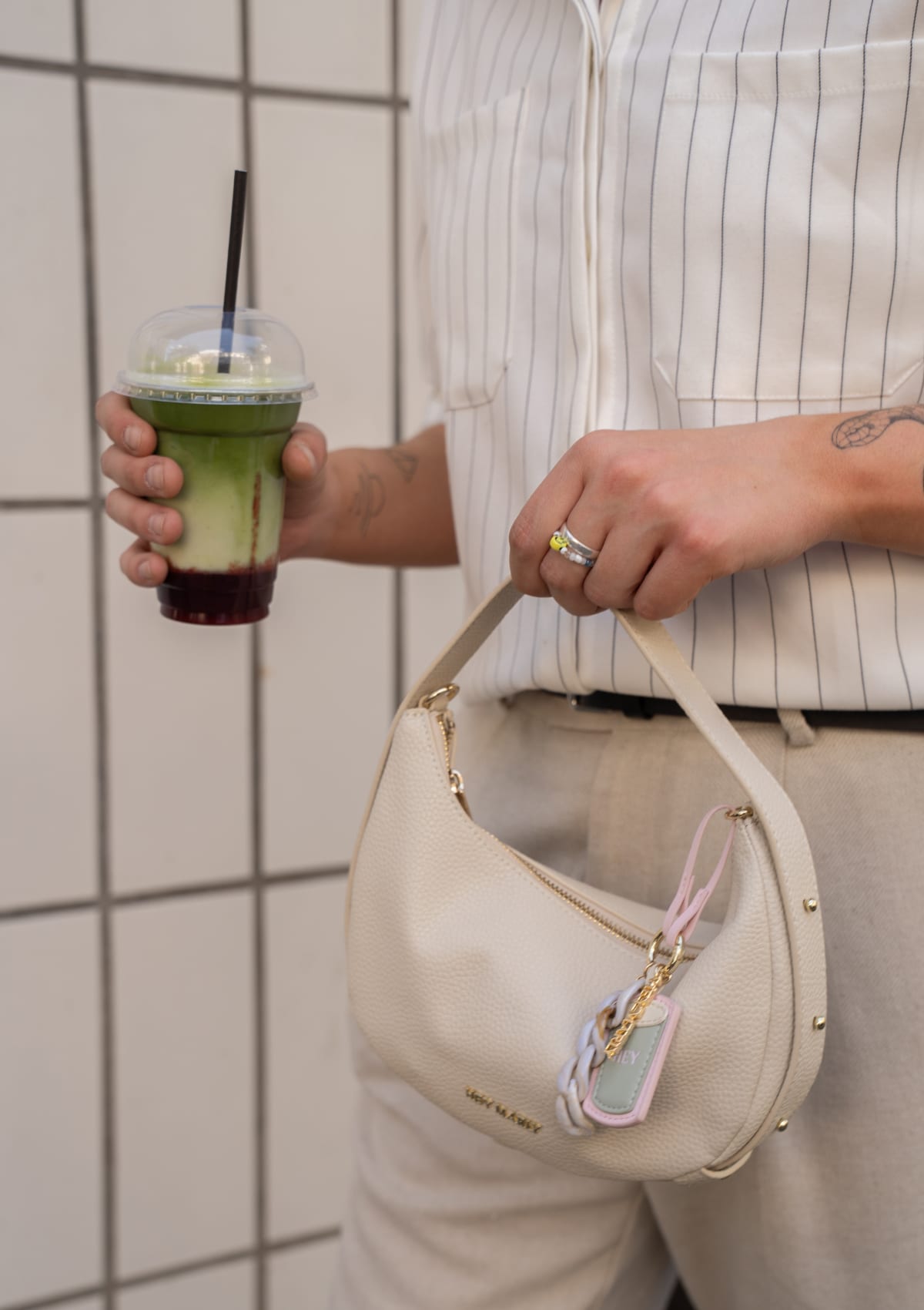 Produktabbildung auf neutralem Hintergrund des Produktes Matcha Charm in der Farbe Desert Sage