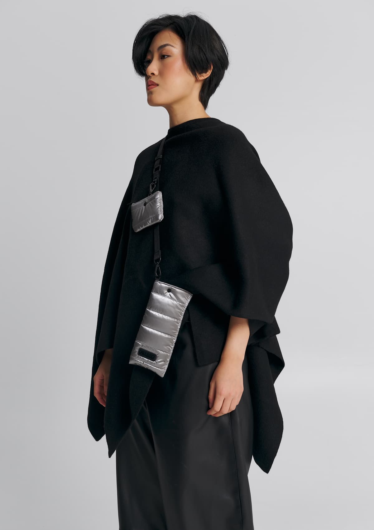 Tragebild mit Model auf neutralem Hintergrund des Produktes Mobile Buddy Blaze in der Farbe Silver