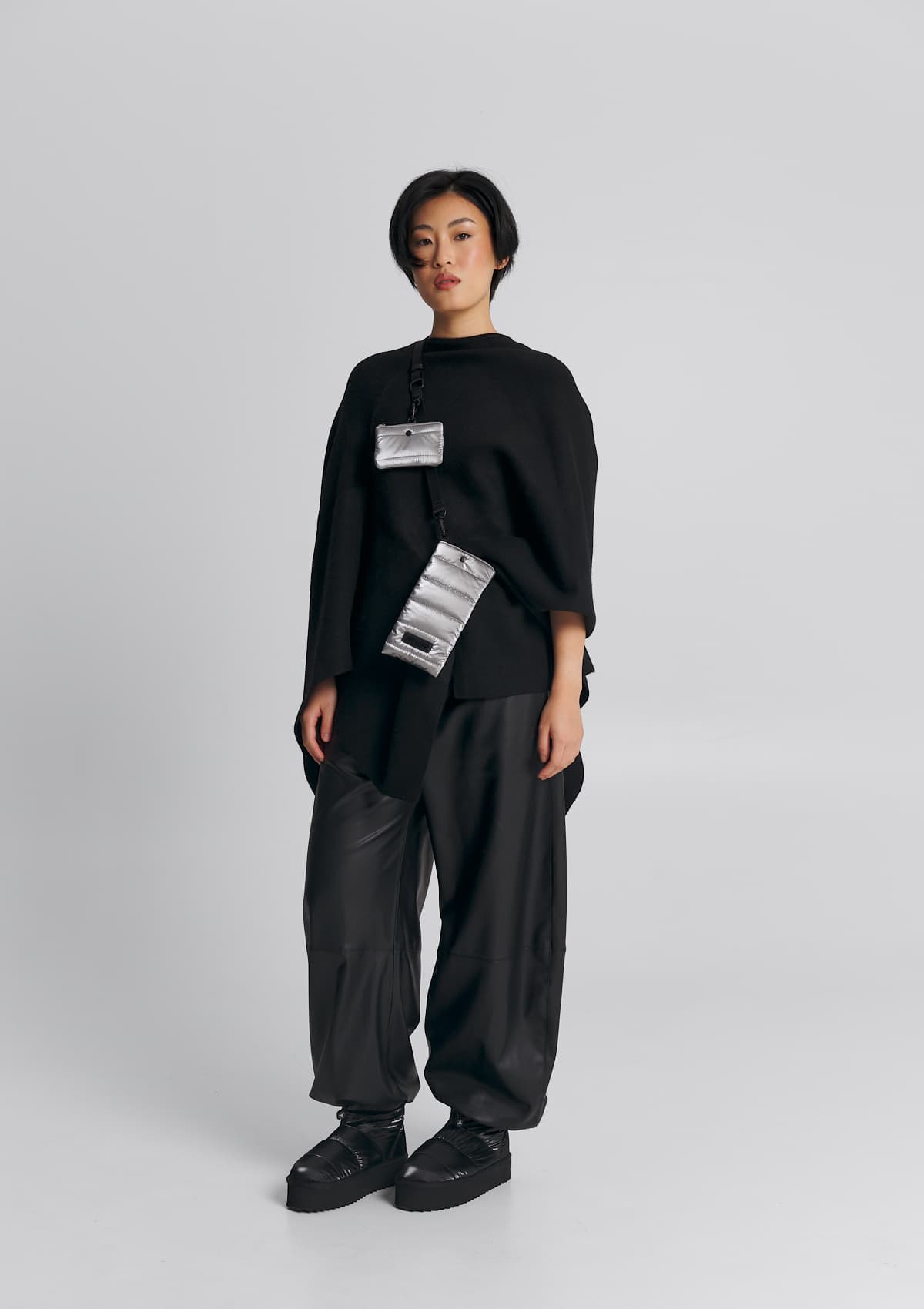 Tragebild mit Model auf neutralem Hintergrund des Produktes Mobile Buddy Blaze in der Farbe Silver