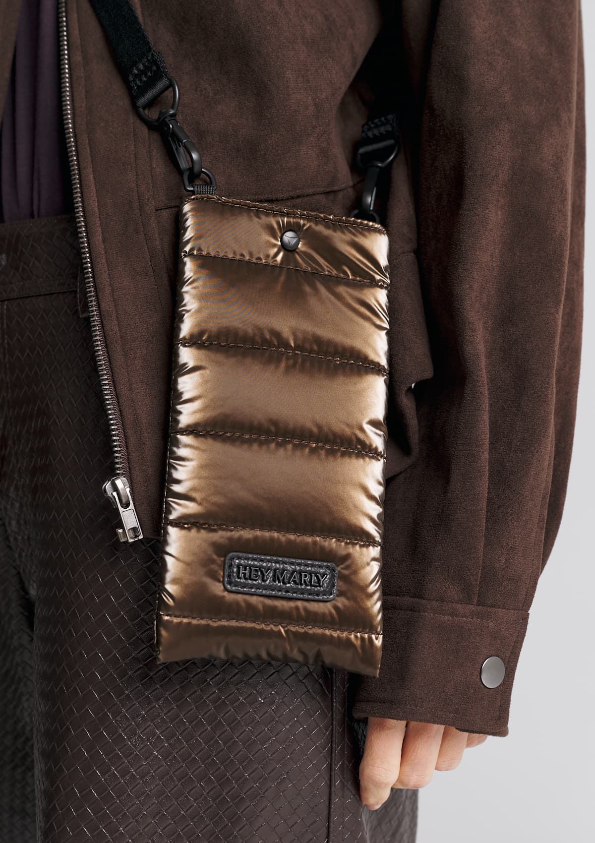 Tragebild mit Model auf neutralem Hintergrund des Produktes Mobile Buddy Blaze in der Farbe Coffee