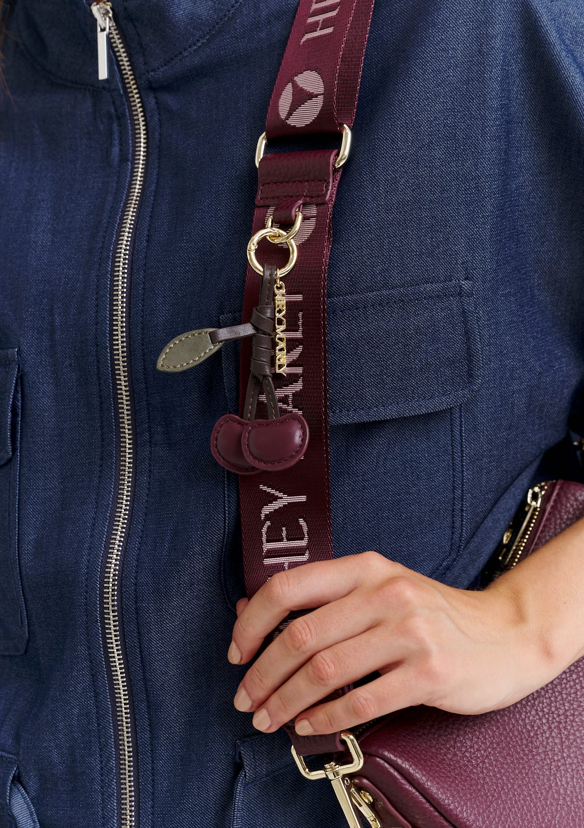 Tragebild mit Model auf neutralem Hintergrund des Produktes Cherry Charm in der Farbe Berry