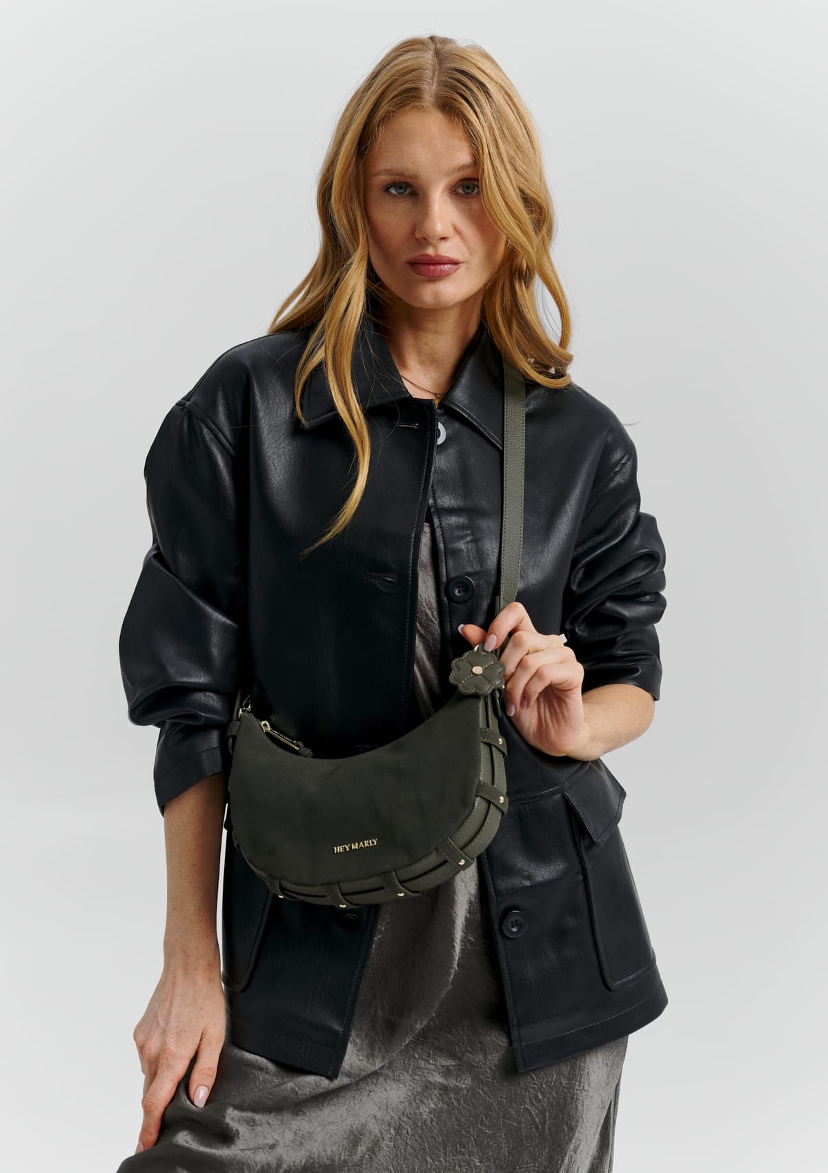 Tragebild mit Model auf neutralem Hintergrund des Produktes Clover Charm in der Farbe Forest