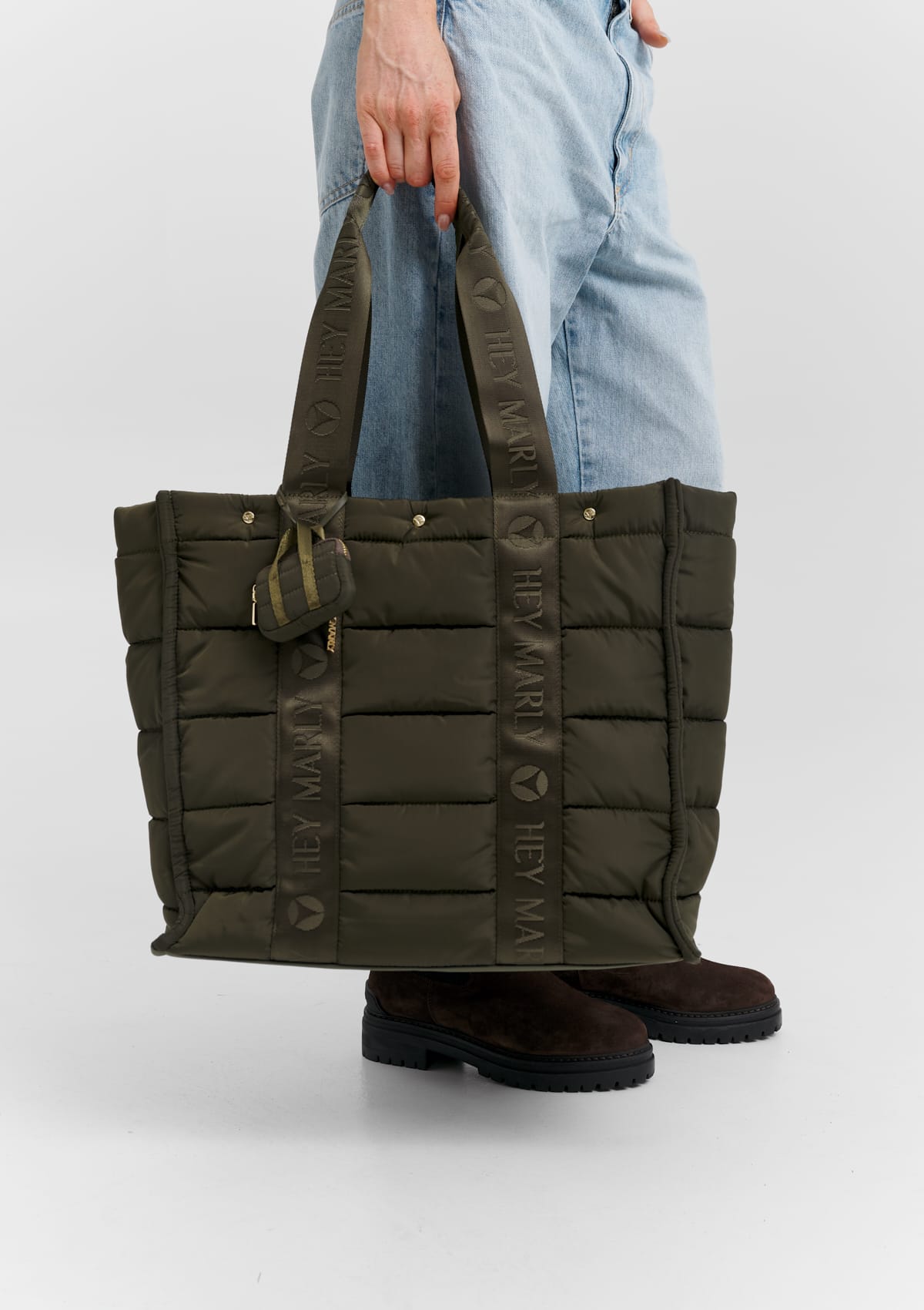 Tragebild mit Model auf neutralem Hintergrund des Produktes Best Buddy Charm in der Farbe Forest