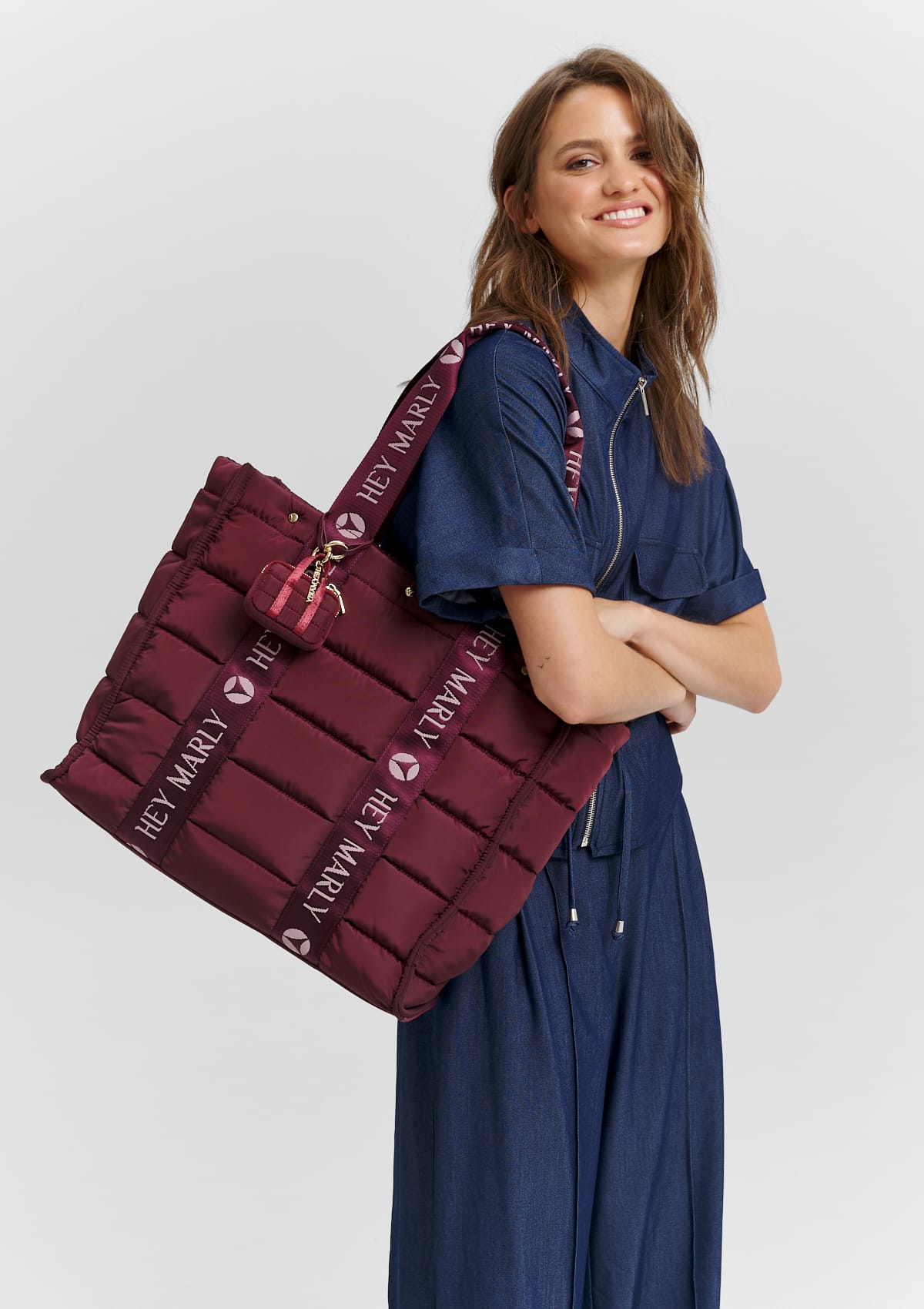 Tragebild mit Model auf neutralem Hintergrund des Produktes Best Buddy Charm in der Farbe Berry
