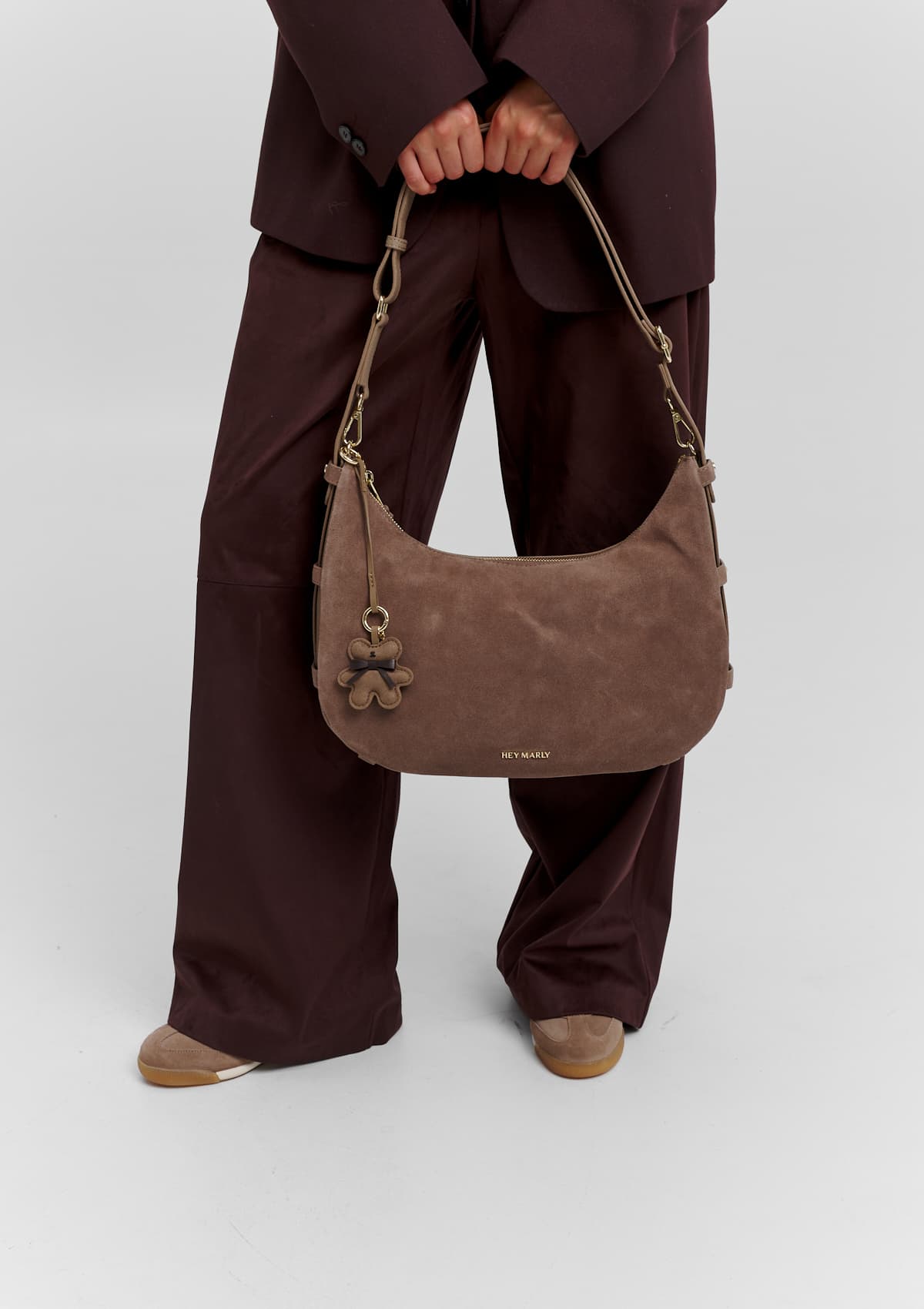 Tragebild mit Model auf neutralem Hintergrund des Produktes Teddy Charm in der Farbe Mocha