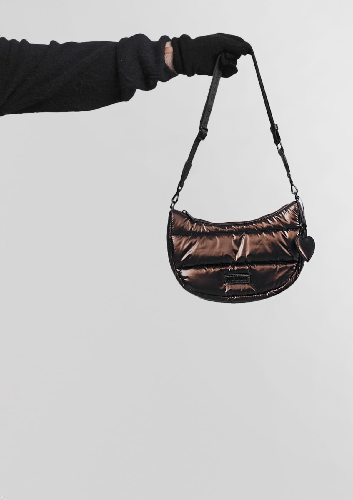 Tragebild mit Model auf neutralem Hintergrund des Produktes Mirror Charm in der Farbe Coffee