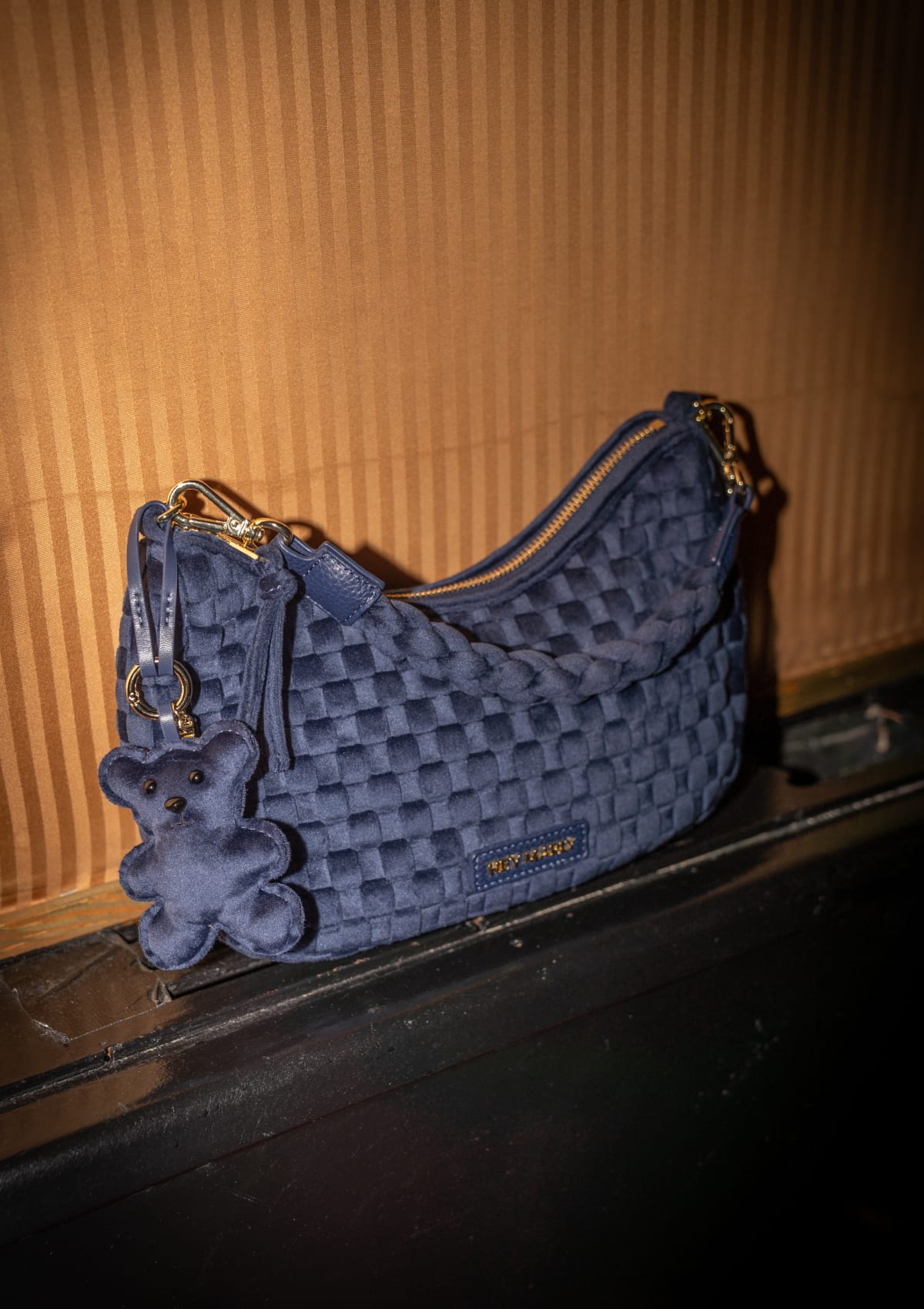 Tragebild mit Model auf neutralem Hintergrund des Produktes Soft Teddy Charm in der Farbe Blue