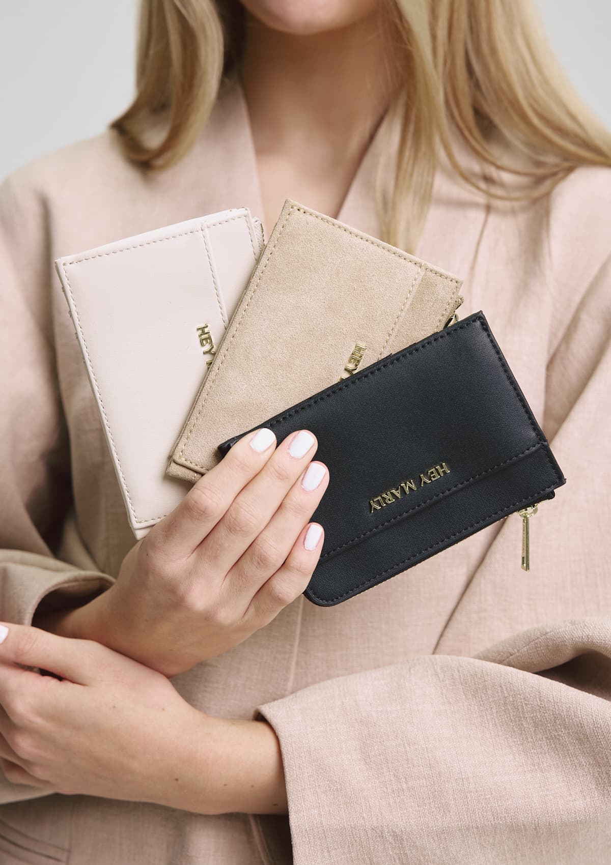 Tragebild mit Model auf neutralem Hintergrund des Produktes Daily Wallet in der Farbe Black