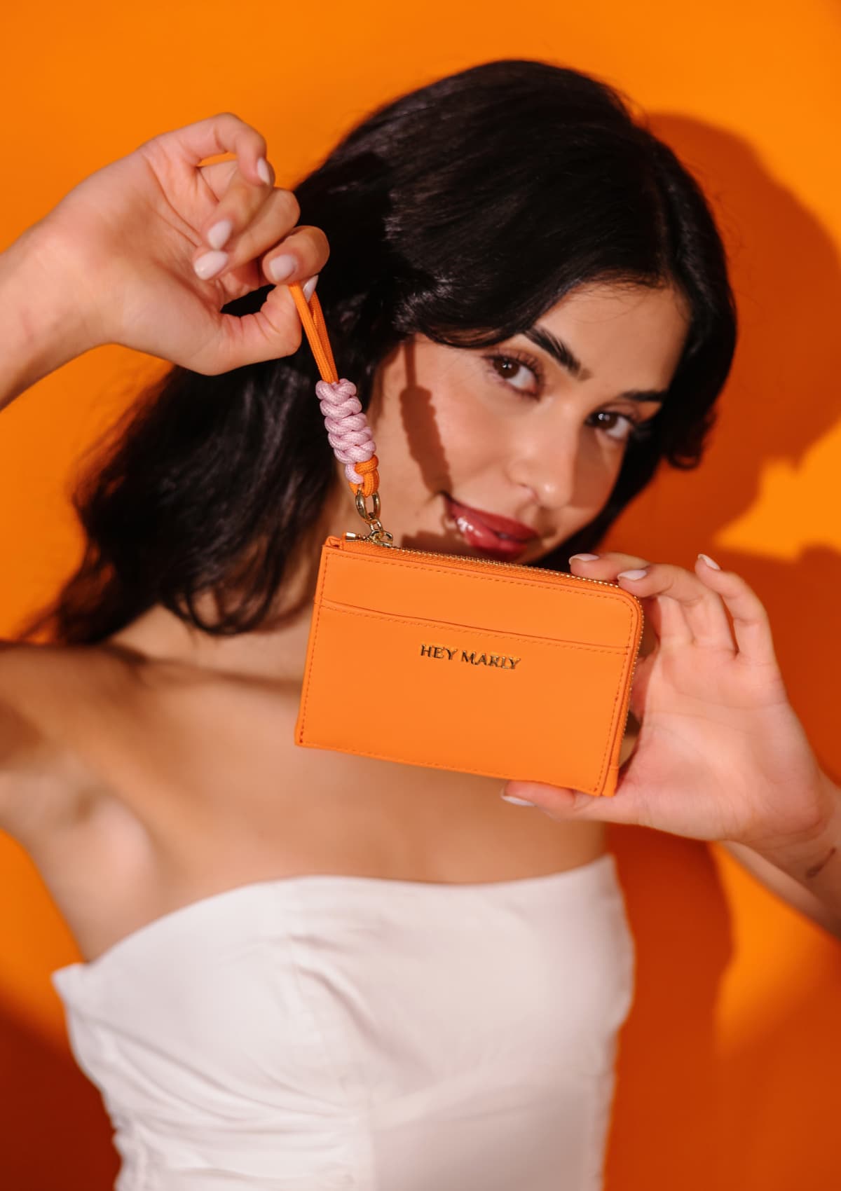 Tragebild mit Model auf neutralem Hintergrund des Produktes Daily Wallet in der Farbe Orange