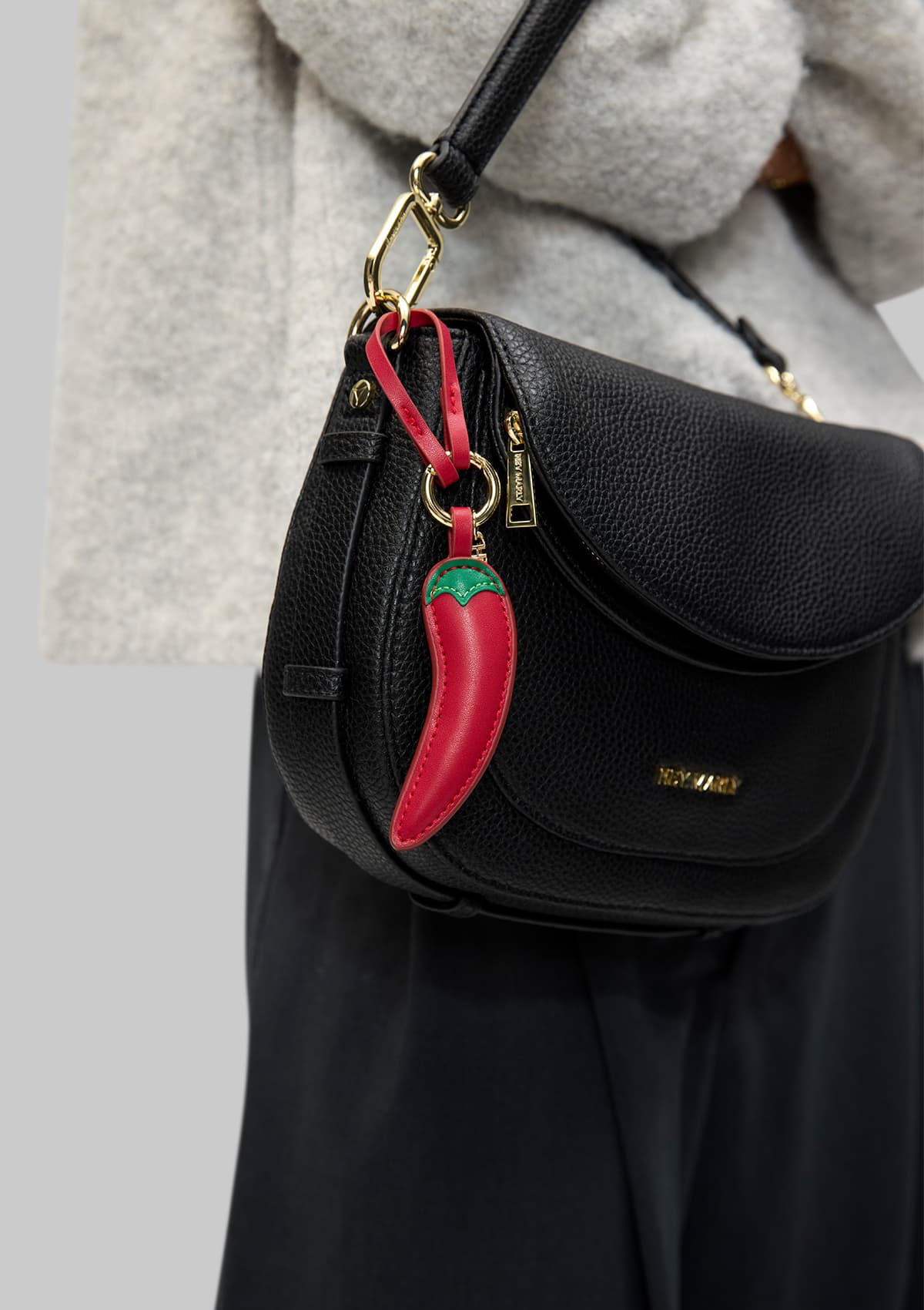 Tragebild am Model auf neutralem Hintergrund des Produktes Chili Charm in der Farbe Red