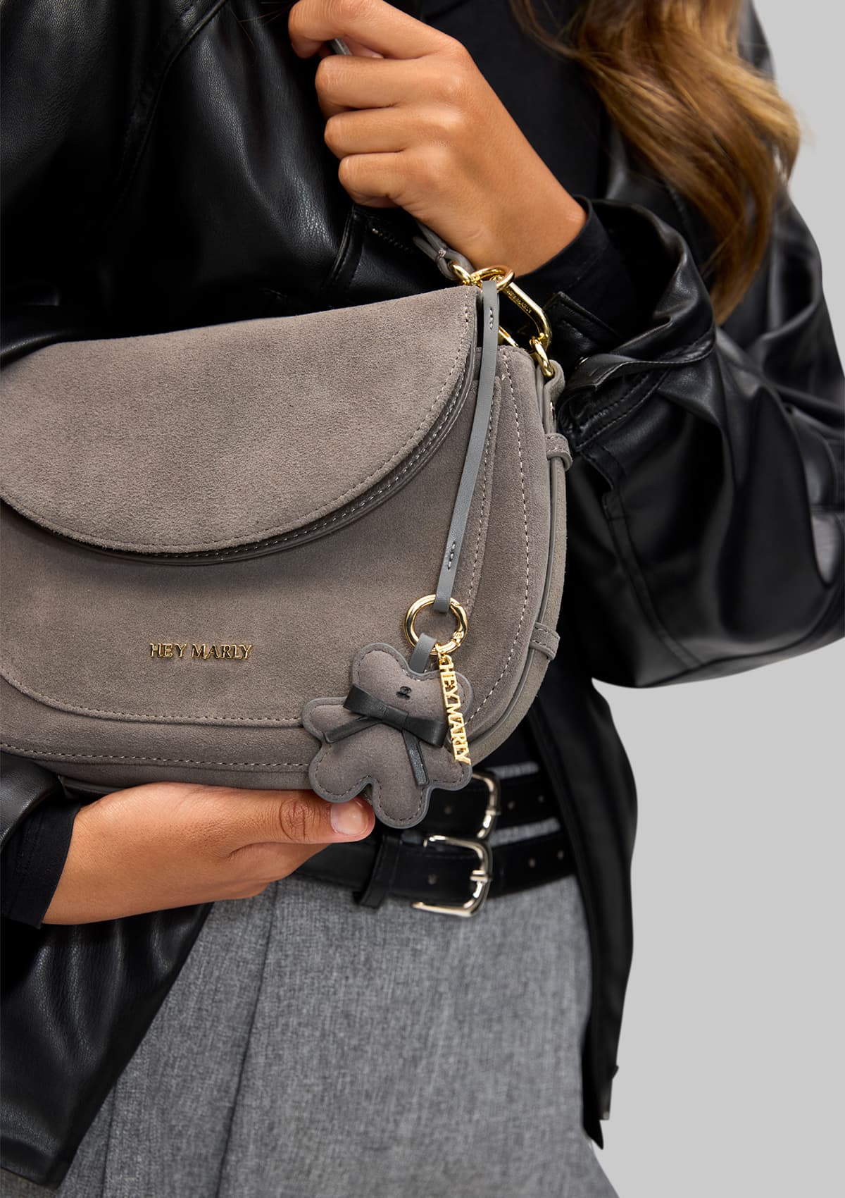 Tragebild mit Model auf neutralem Hintergrund des Produktes Teddy Charm in der Farbe Grey
