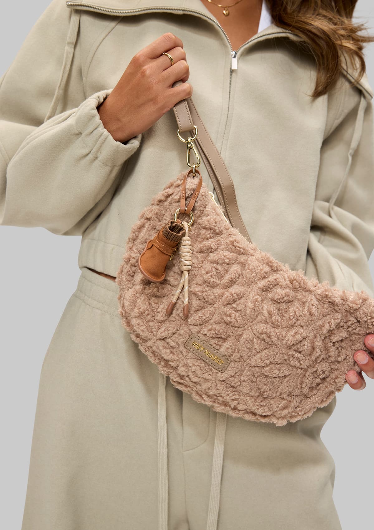 Tragebild mit Model auf neutralem Hintergrund des Produktes Cozy Boot Charm in der Farbe Cognac