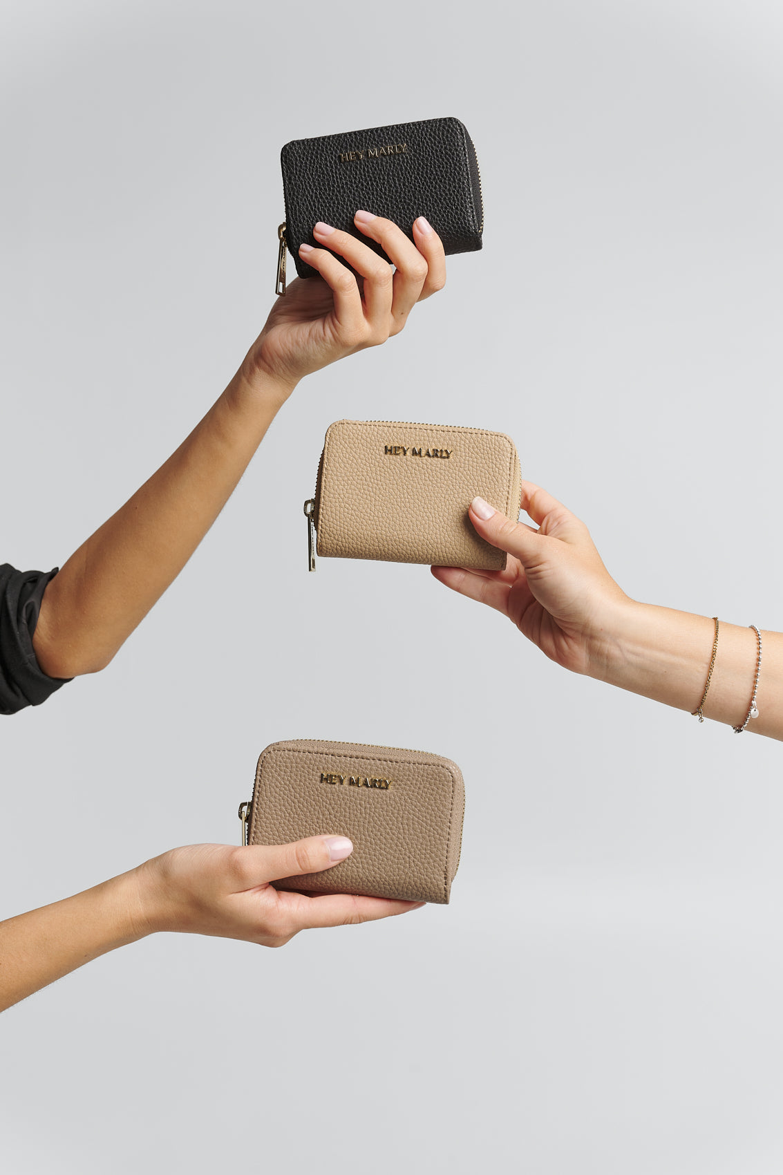 Tragebild mit Model auf neutralem Hintergrund des Produktes Sleek Petite in der Farbe Black