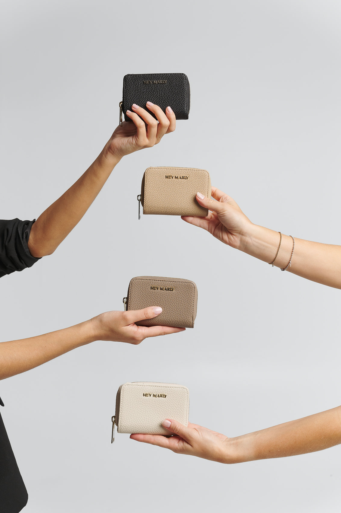 Tragebild mit Model auf neutralem Hintergrund des Produktes Sleek Petite in der Farbe Crema