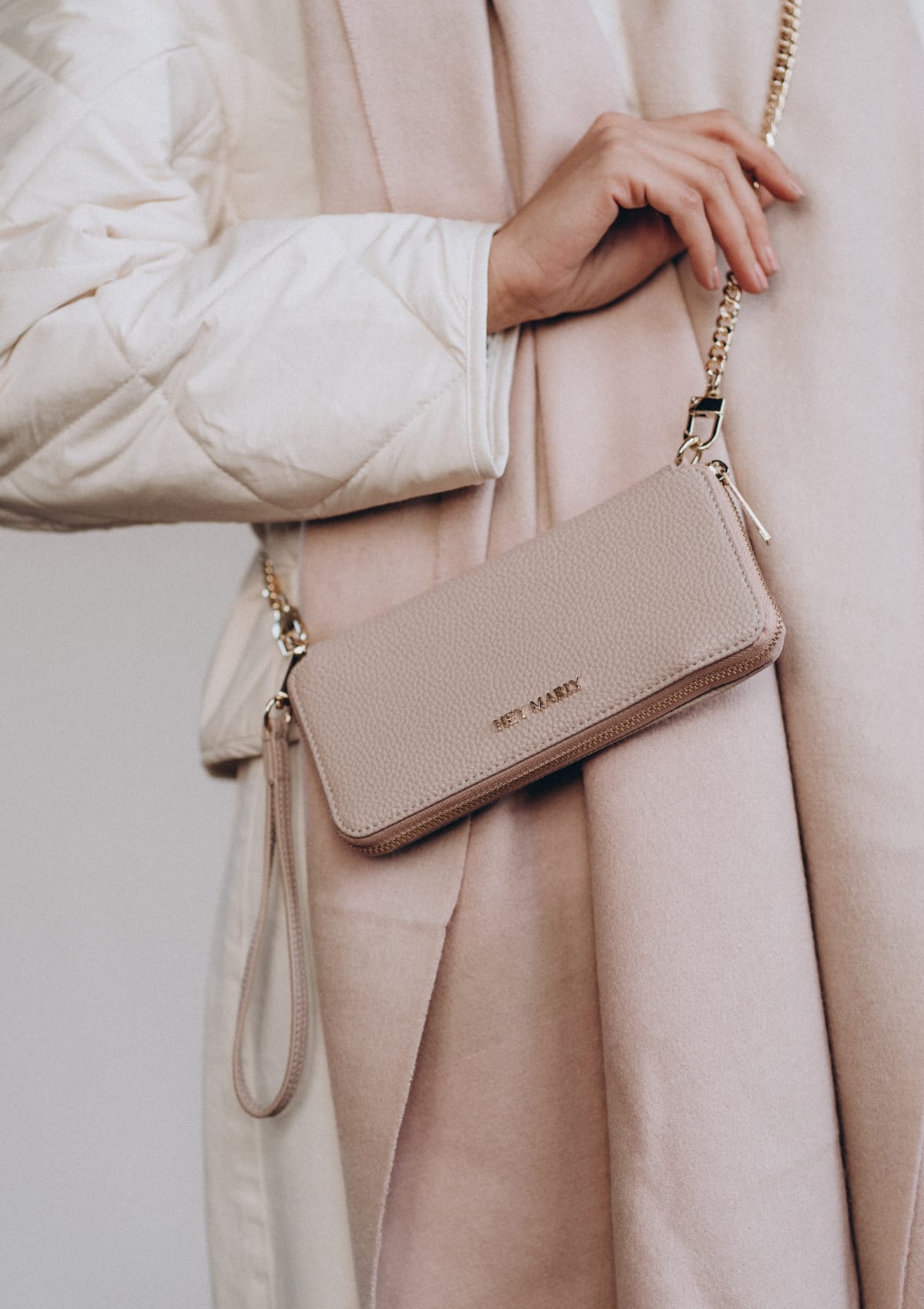 Tragebild mit Model auf neutralem Hintergrund des Produktes Classy Chain in der Farbe Nude