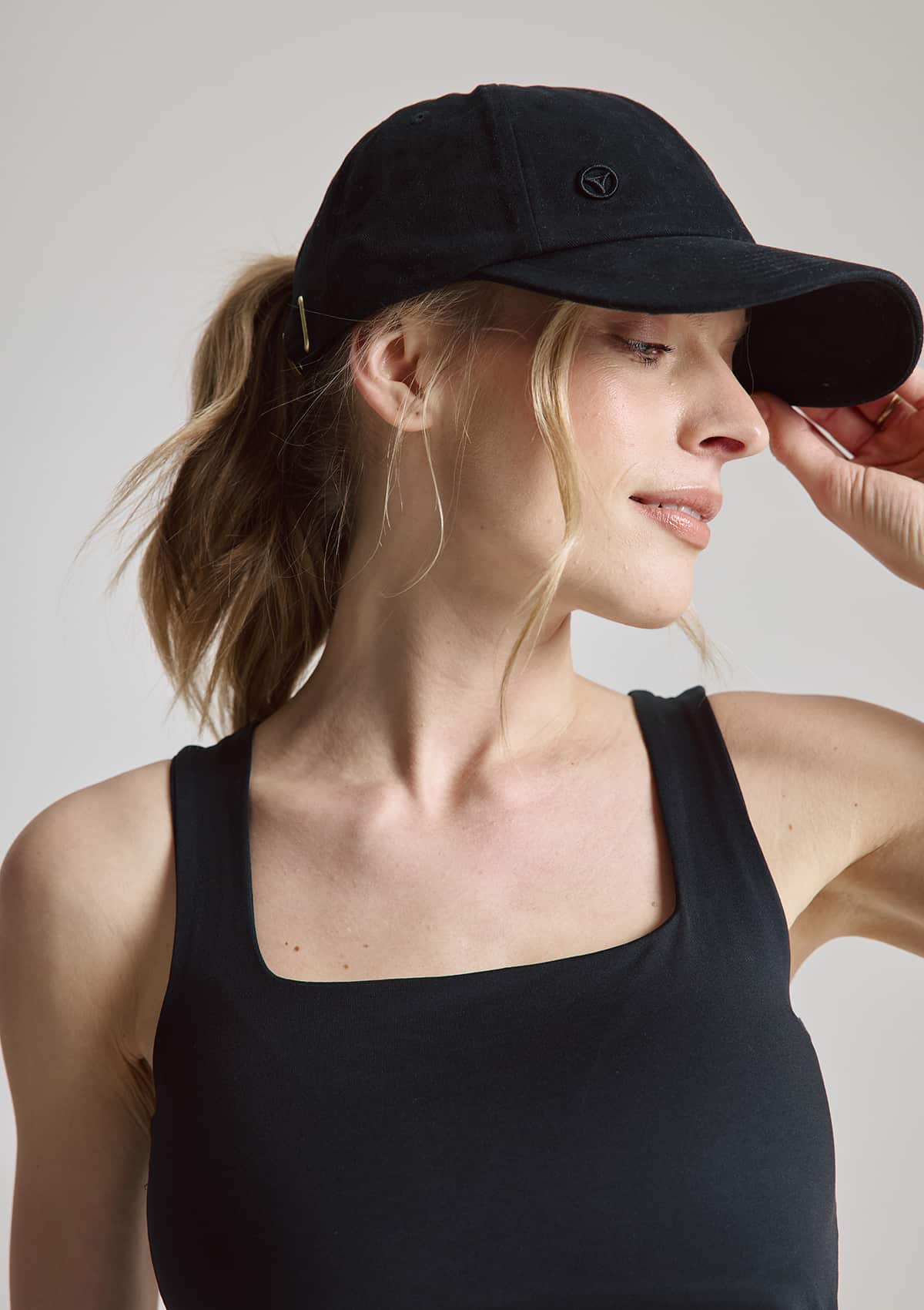 Tragebild mit Model auf neutralem Hintergrund des Produktes Signature Cap in der Farbe Black