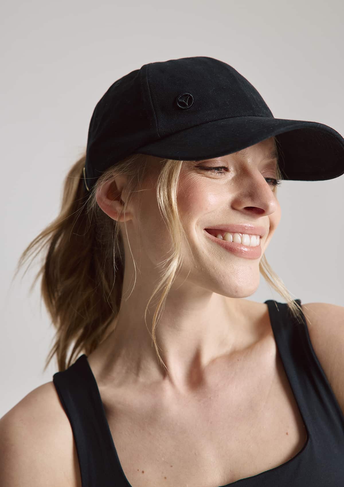 Tragebild mit Model auf neutralem Hintergrund des Produktes Signature Cap in der Farbe Black