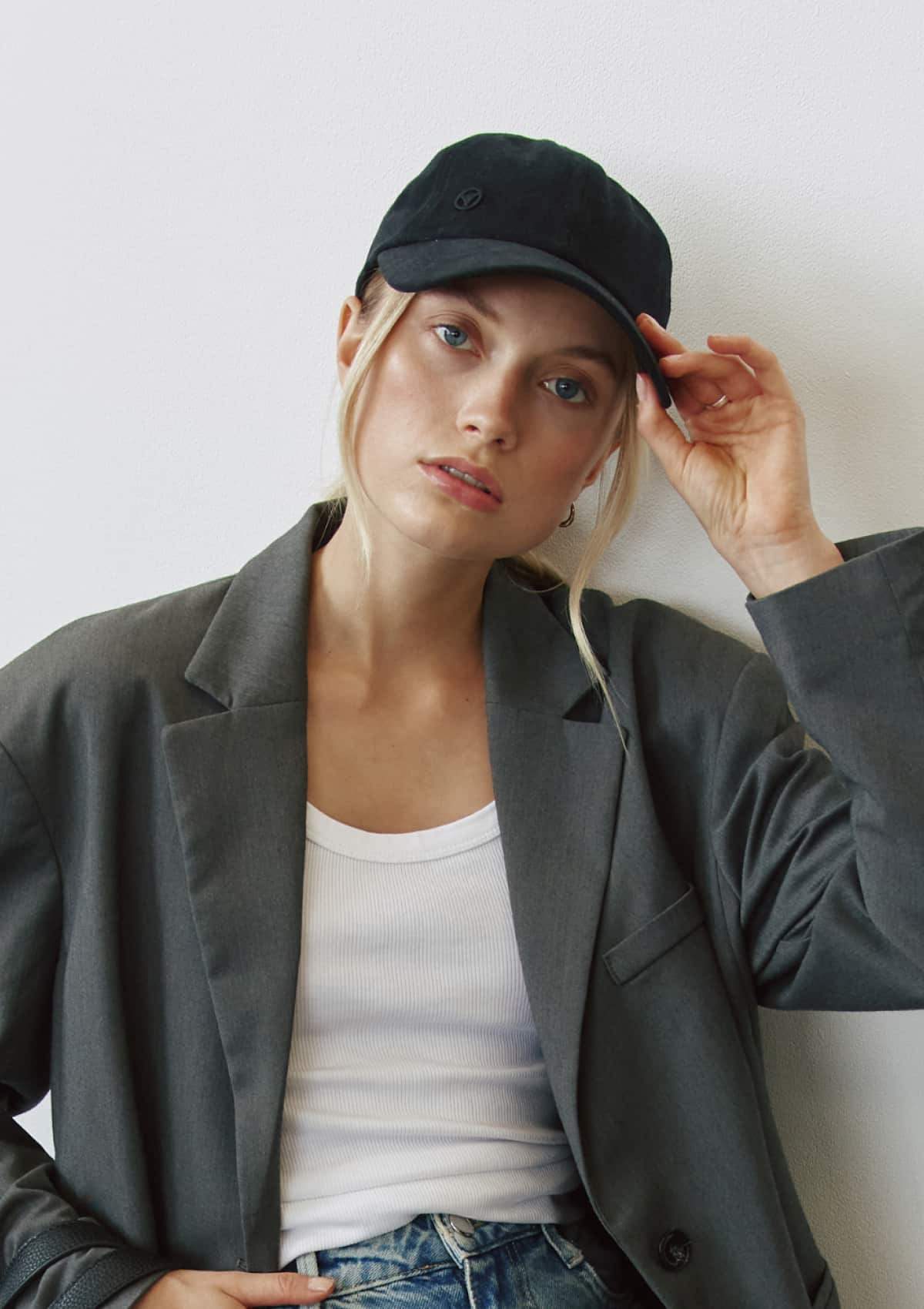Tragebild mit Model auf neutralem Hintergrund des Produktes Signature Cap in der Farbe Black