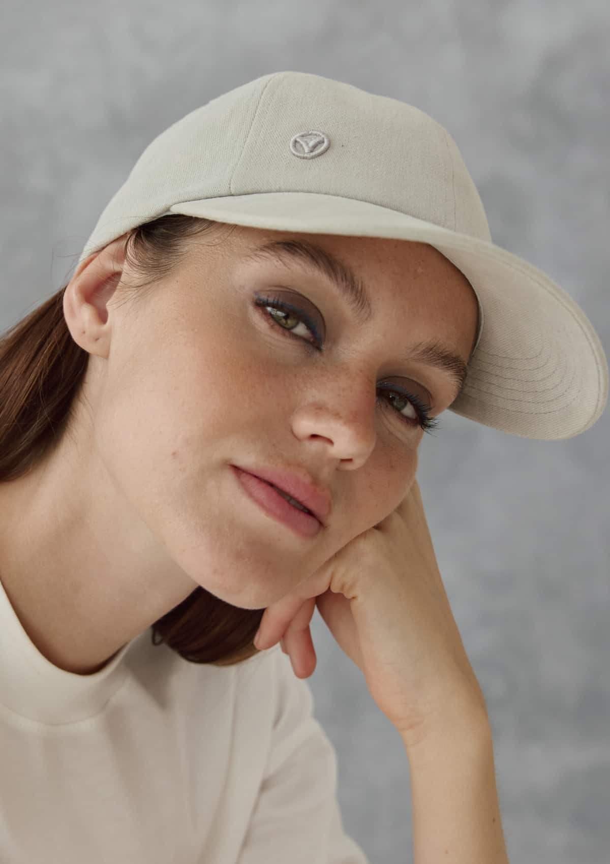 Tragebild mit Model auf neutralem Hintergrund des Produktes Signature Cap in der Farbe Crema