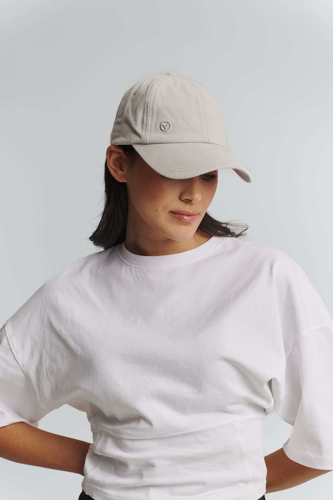 Tragebild mit Model auf neutralem Hintergrund des Produktes Signature Cap in der Farbe Greige
