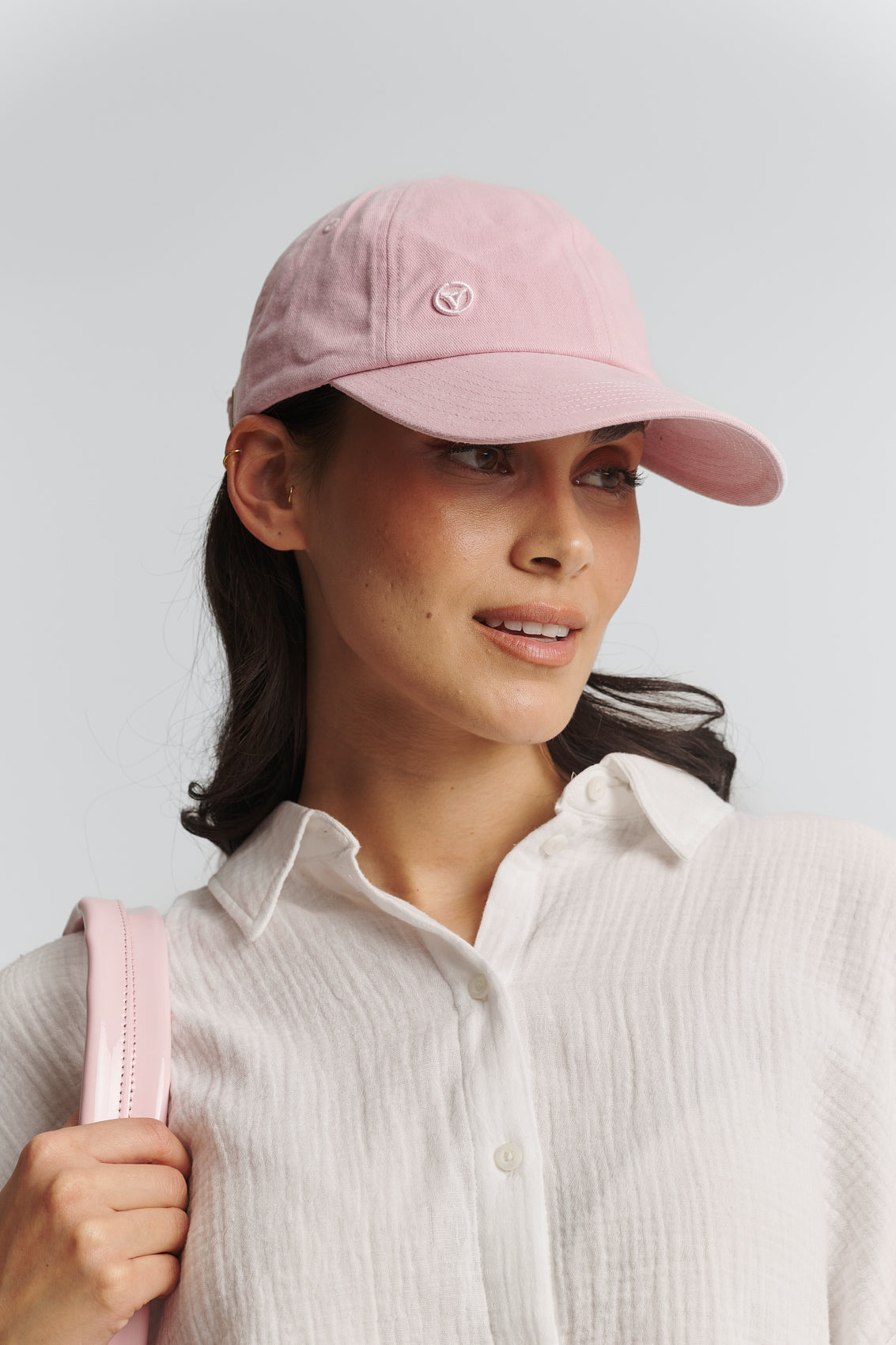 Tragebild mit Model auf neutralem Hintergrund des Produktes Signature Cap in der Farbe Rose Light