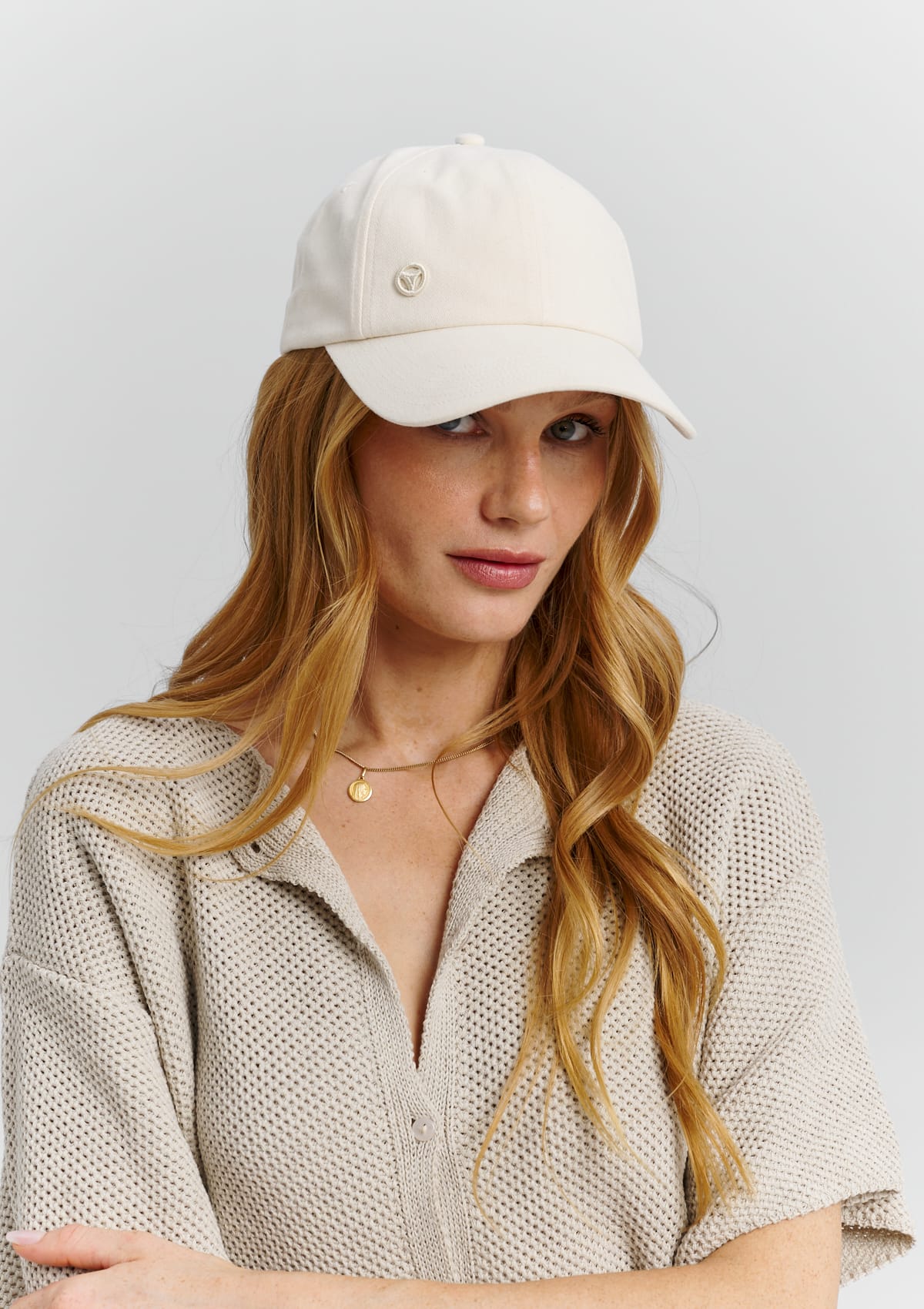 Tragebild mit Model auf neutralem Hintergrund des Produktes Hey Mate Cap