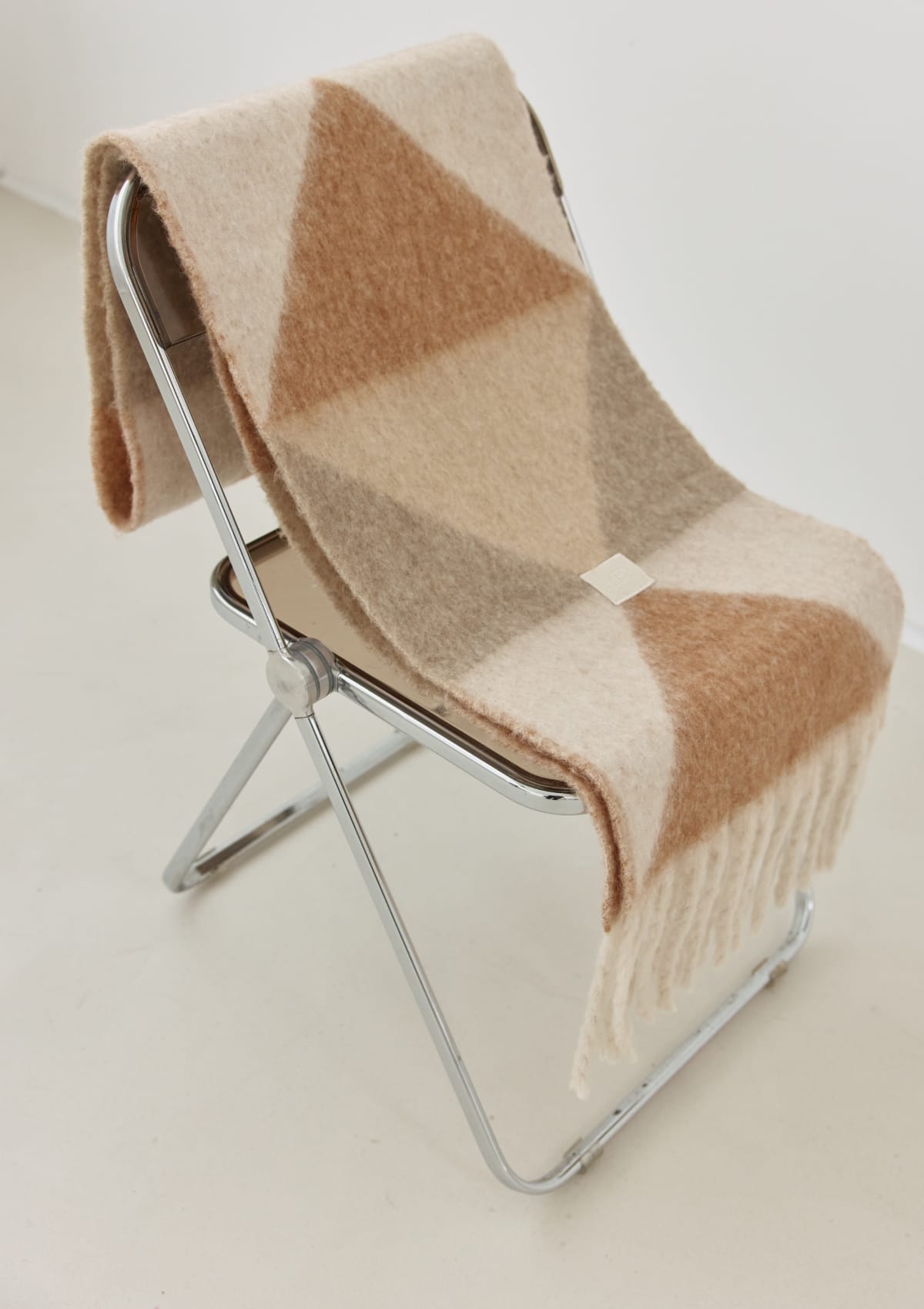 Tragebild mit Model auf neutralem Hintergrund des Produktes Cozy Scarf in der Farbe Crema