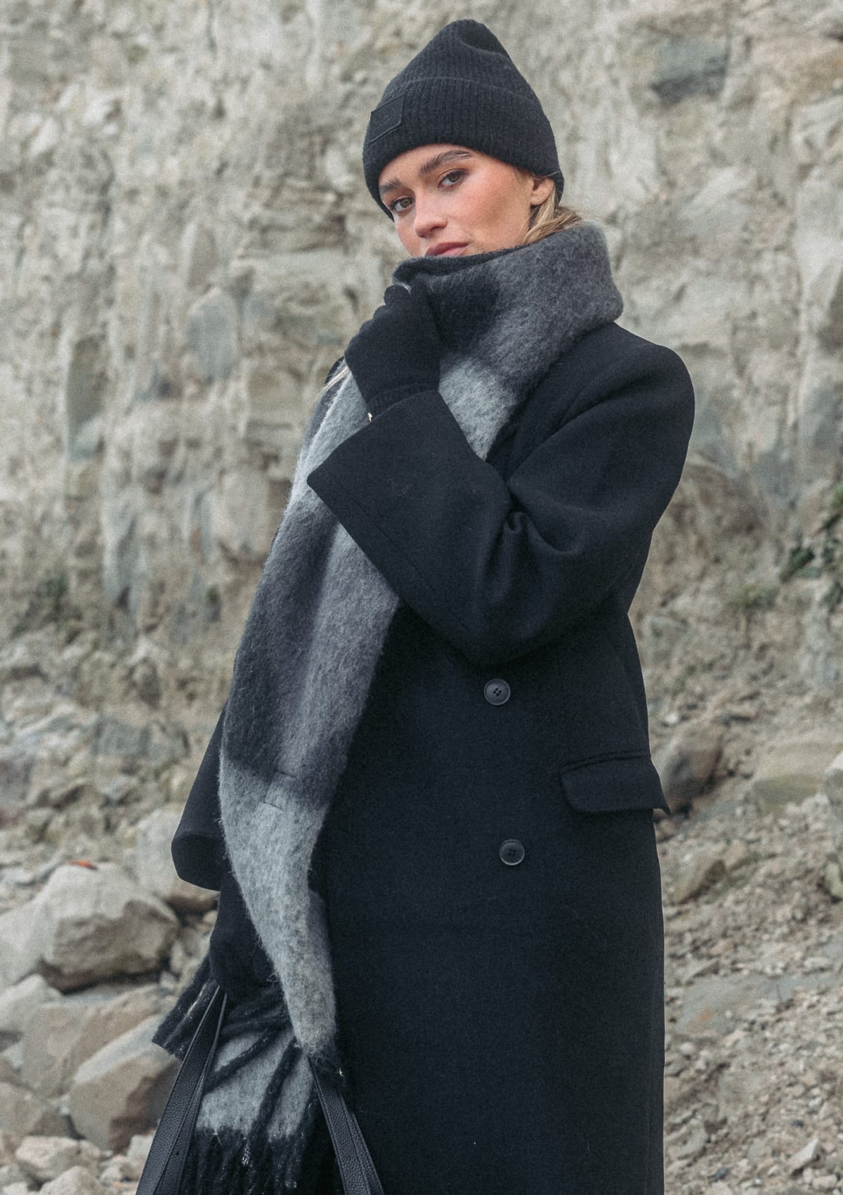 Tragebild mit Model auf neutralem Hintergrund des Produktes Cozy Scarf in der Farbe Black