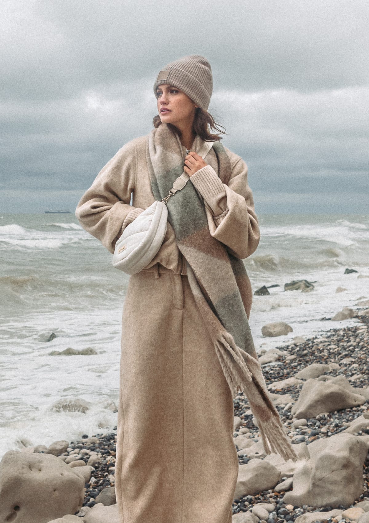 Tragebild mit Model auf neutralem Hintergrund des Produktes Cozy Scarf in der Farbe Green