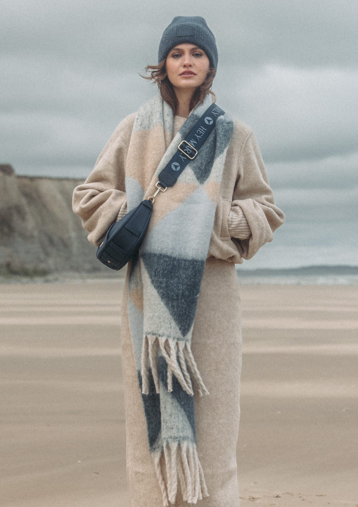 Tragebild mit Model auf neutralem Hintergrund des Produktes Cozy Scarf in der Farbe Blue