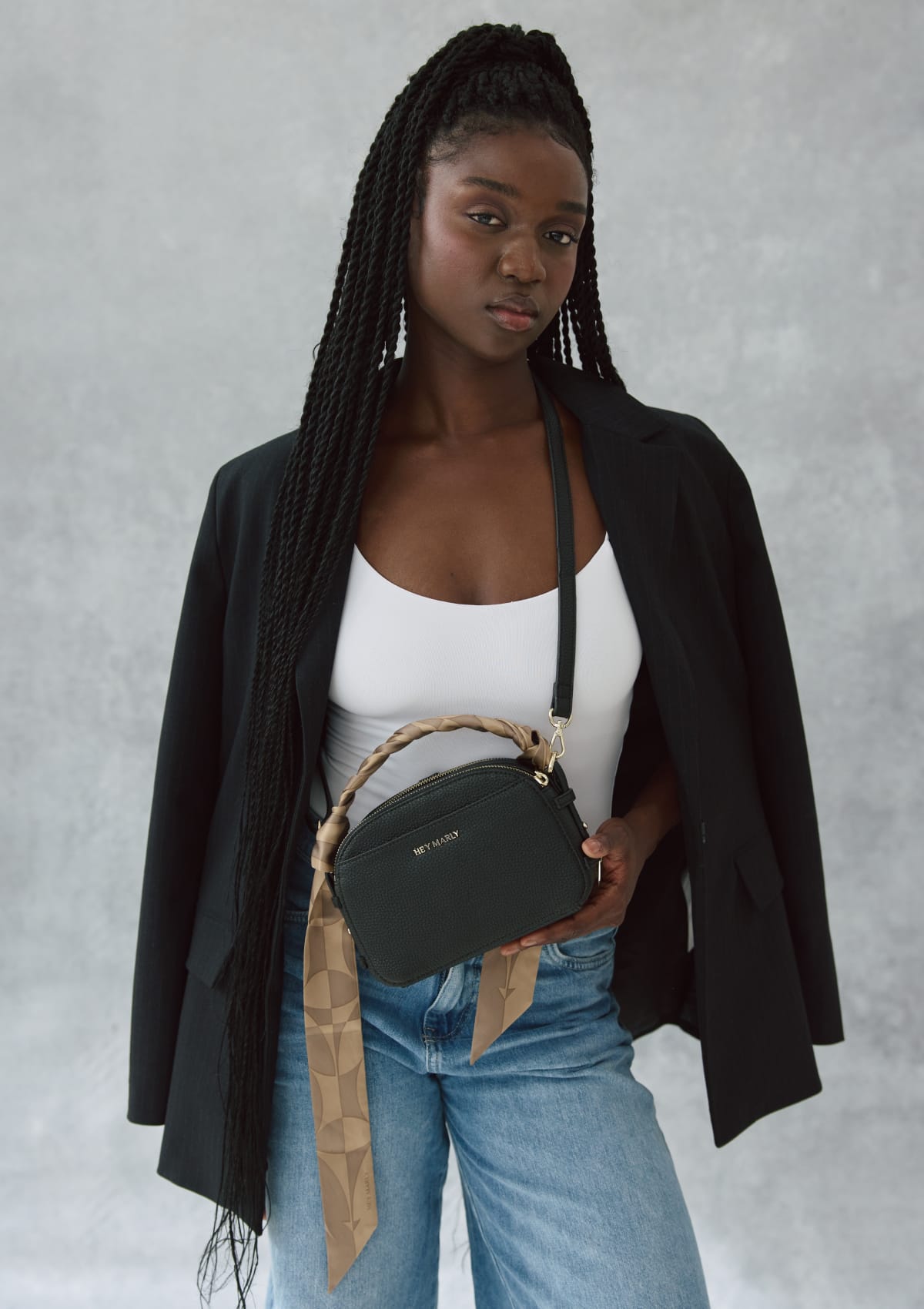 Tragebild mit Model auf neutralem Hintergrund des Produktes Silky Ribbon Logo Print in der Farbe Mocha/Sand
