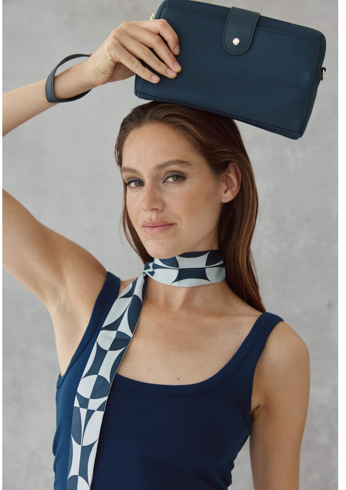 Tragebild mit Model auf neutralem Hintergrund des Produktes Silky Ribbon Logo Print in der Farbe Blue/Dark Blue