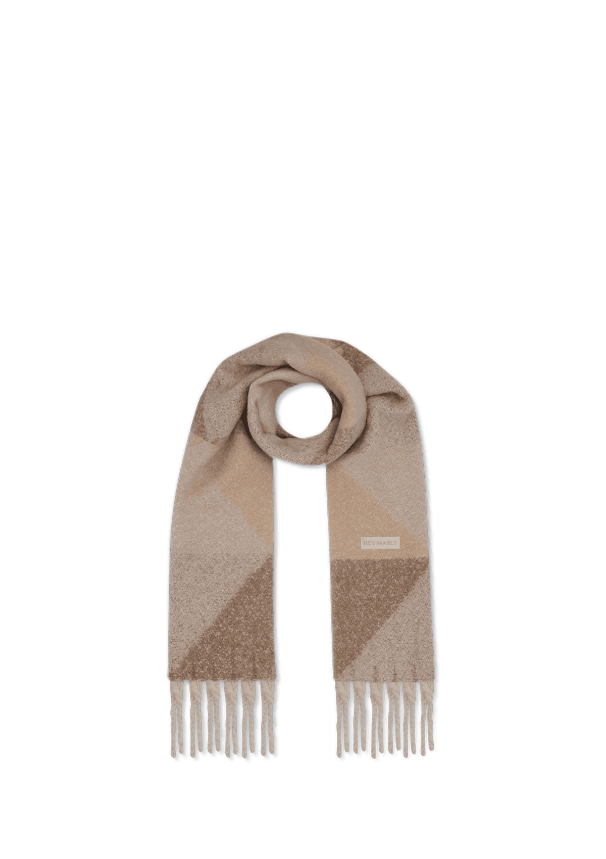 Seitenansicht auf neutralem Hintergrund des Produktes Angle Scarf in der Farbe Crema