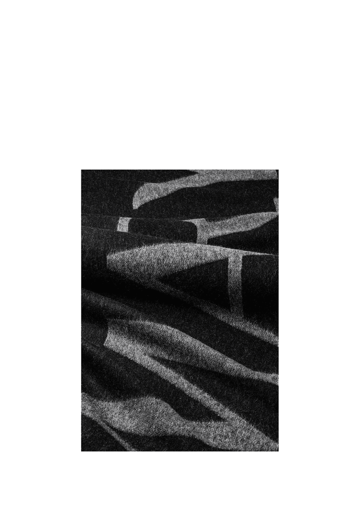 Produktabbildung auf neutralem Hintergrund des Produktes Signature Scarf in der Farbe Black