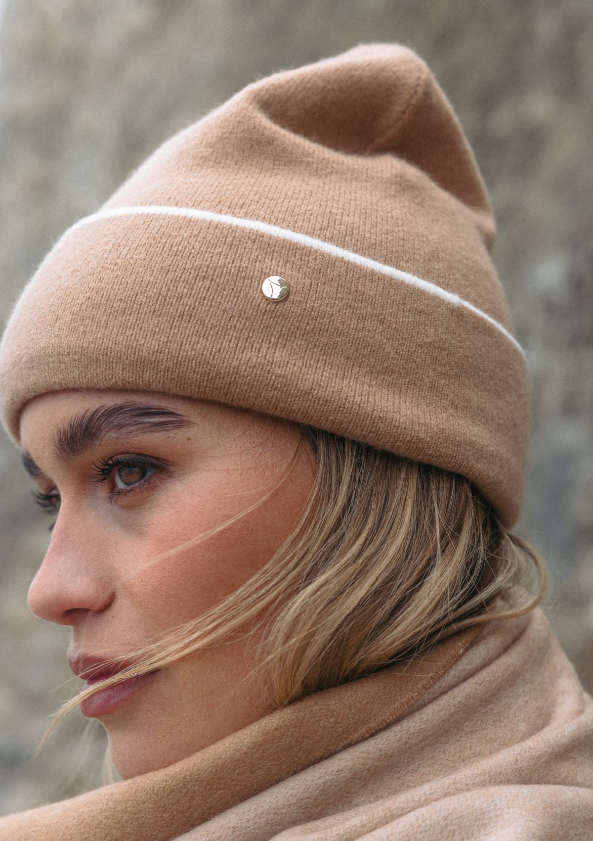 Tragebild mit Model auf neutralem Hintergrund des Produktes Classic Beanie in der Farbe Crema/Sand