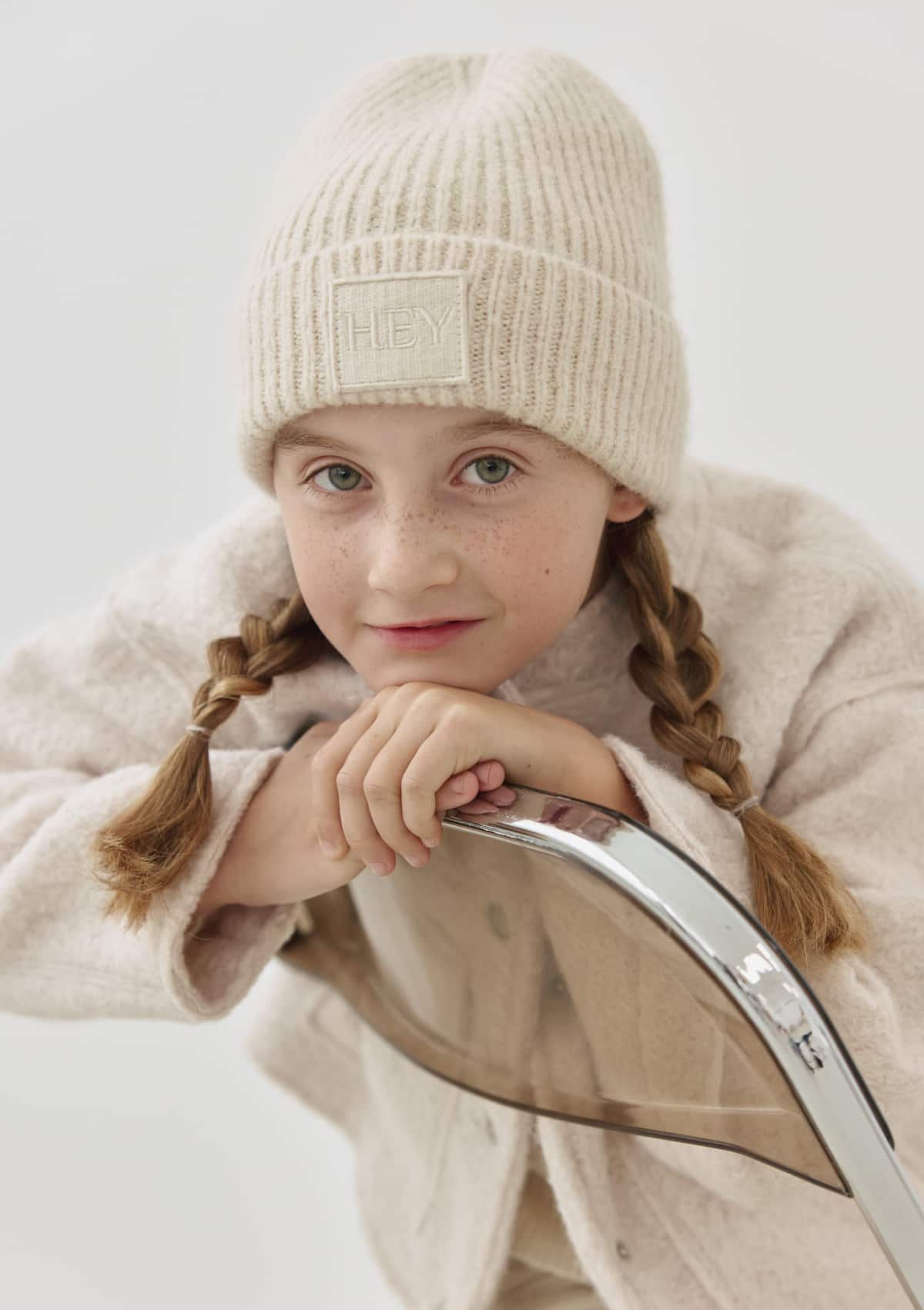 Tragebild mit Model auf neutralem Hintergrund des Produktes Hey Beanie Kids in der Farbe Crema